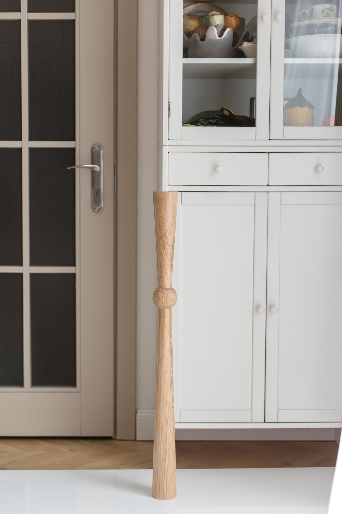 Pied de table et de bar en bois avec sphère centrale – Design tourné, H870 mm
