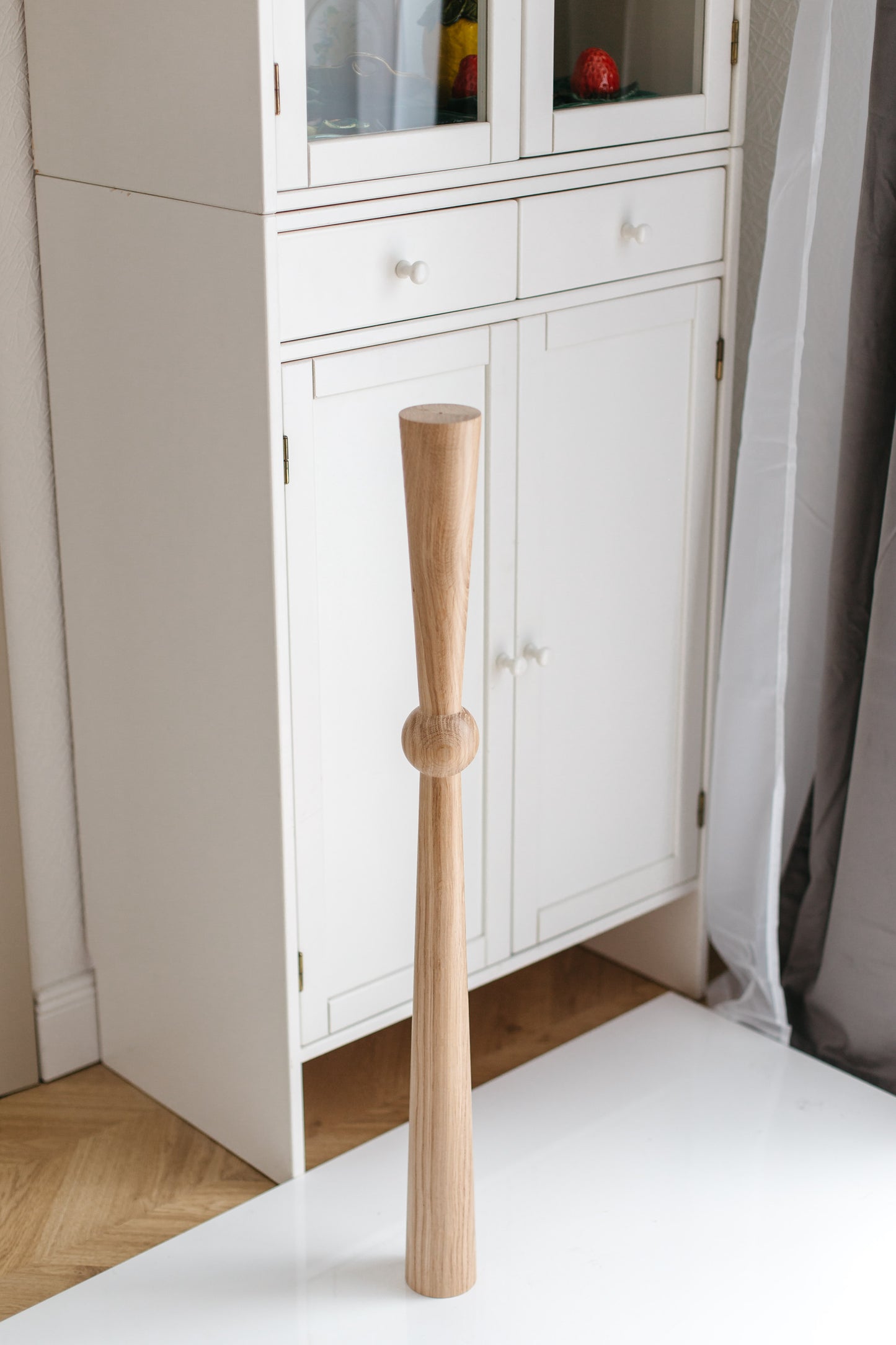 Pied de table et de bar en bois avec sphère centrale – Design tourné, H870 mm