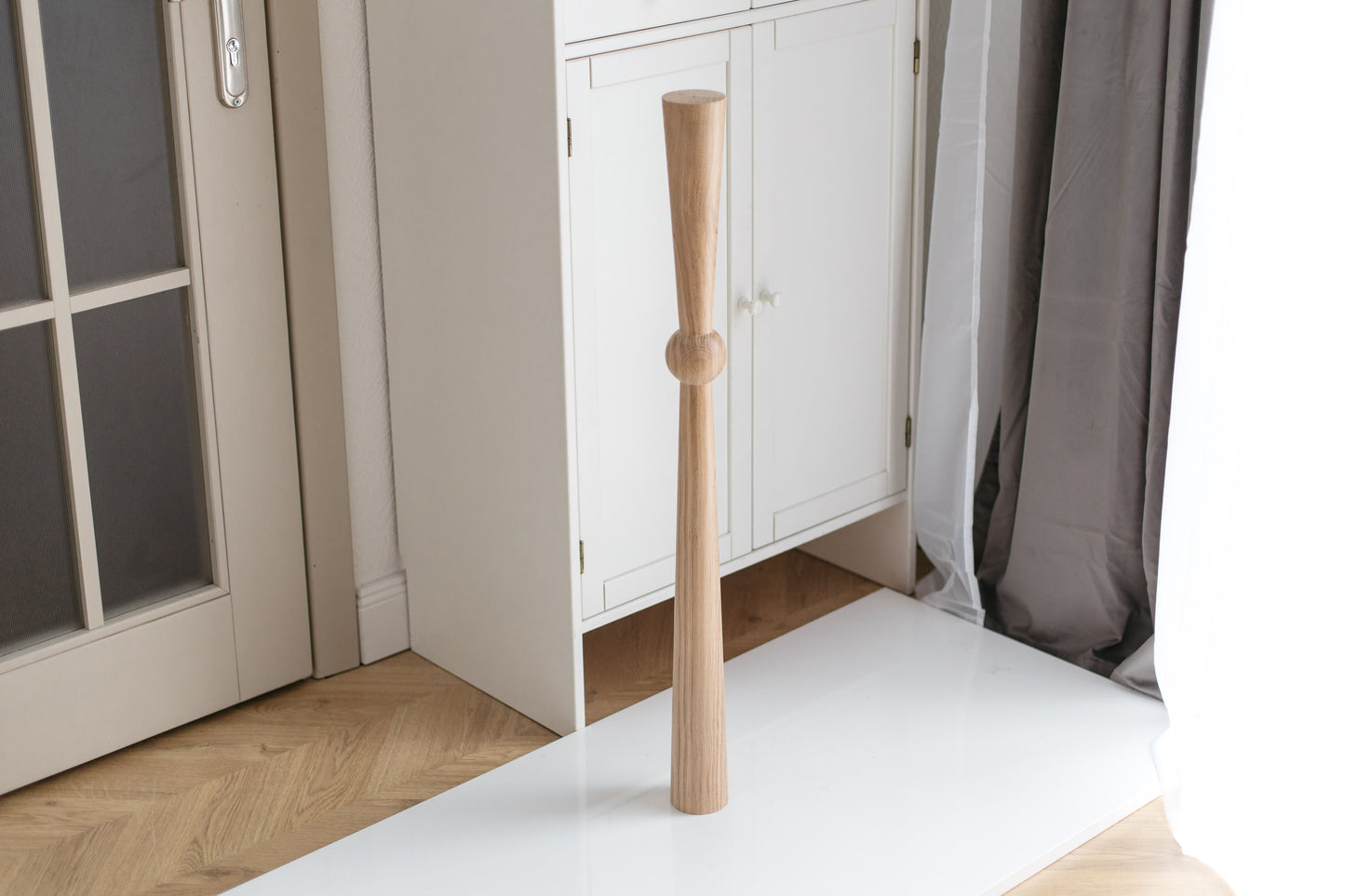Pied de table et de bar en bois avec sphère centrale – Design tourné, H870 mm