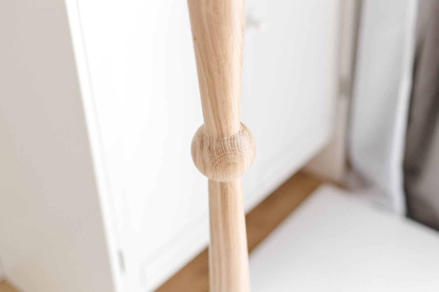 Pied de table et de bar en bois avec sphère centrale – Design tourné, H870 mm