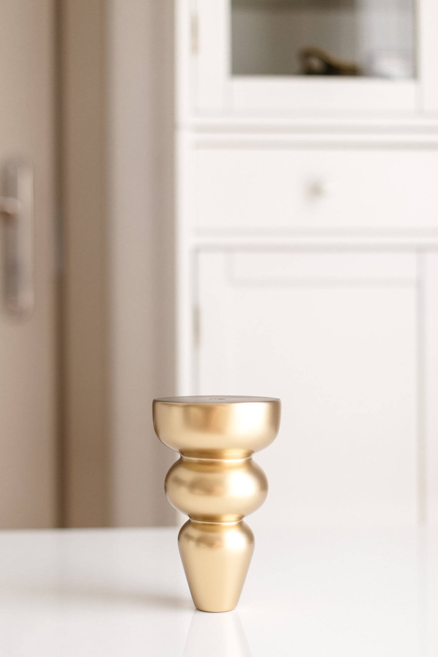 Pied de meuble en bois de bouleau – Finition dorée mate (IGM), H155 mm