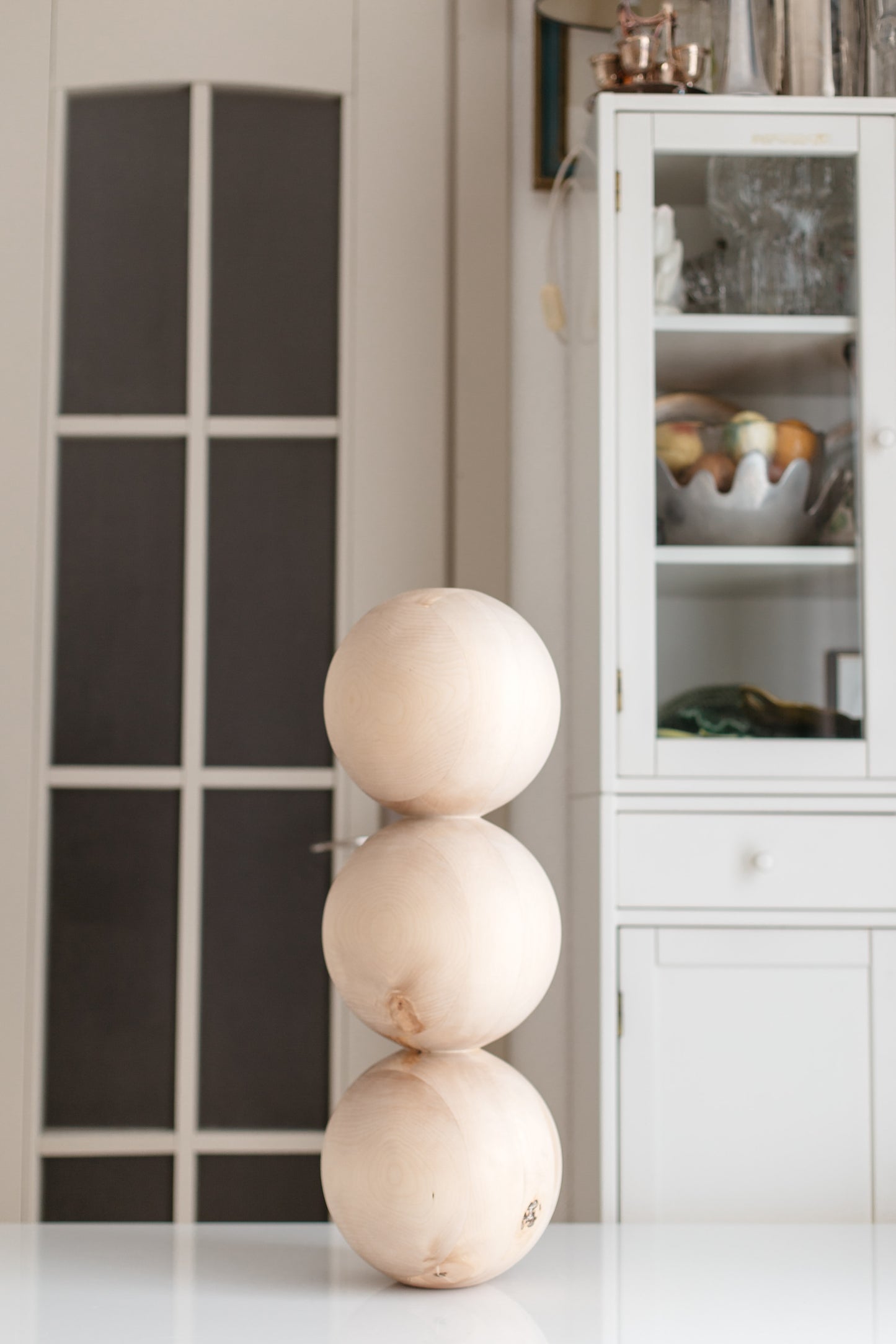 Pied de table en bois et de table basse avec détail triple sphère – Design fait main, H612 mm