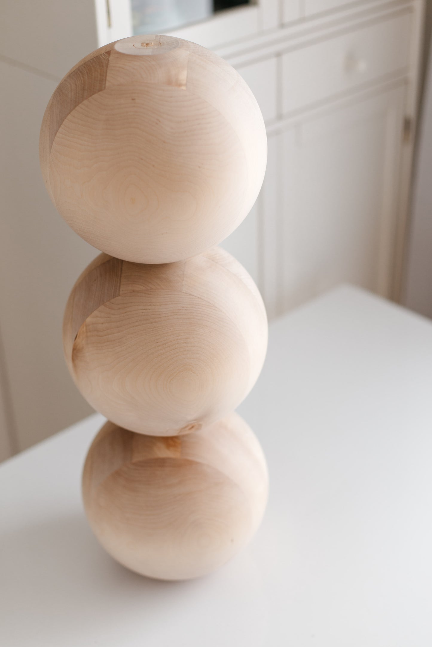 Pied de table en bois et de table basse avec détail triple sphère – Design fait main, H612 mm