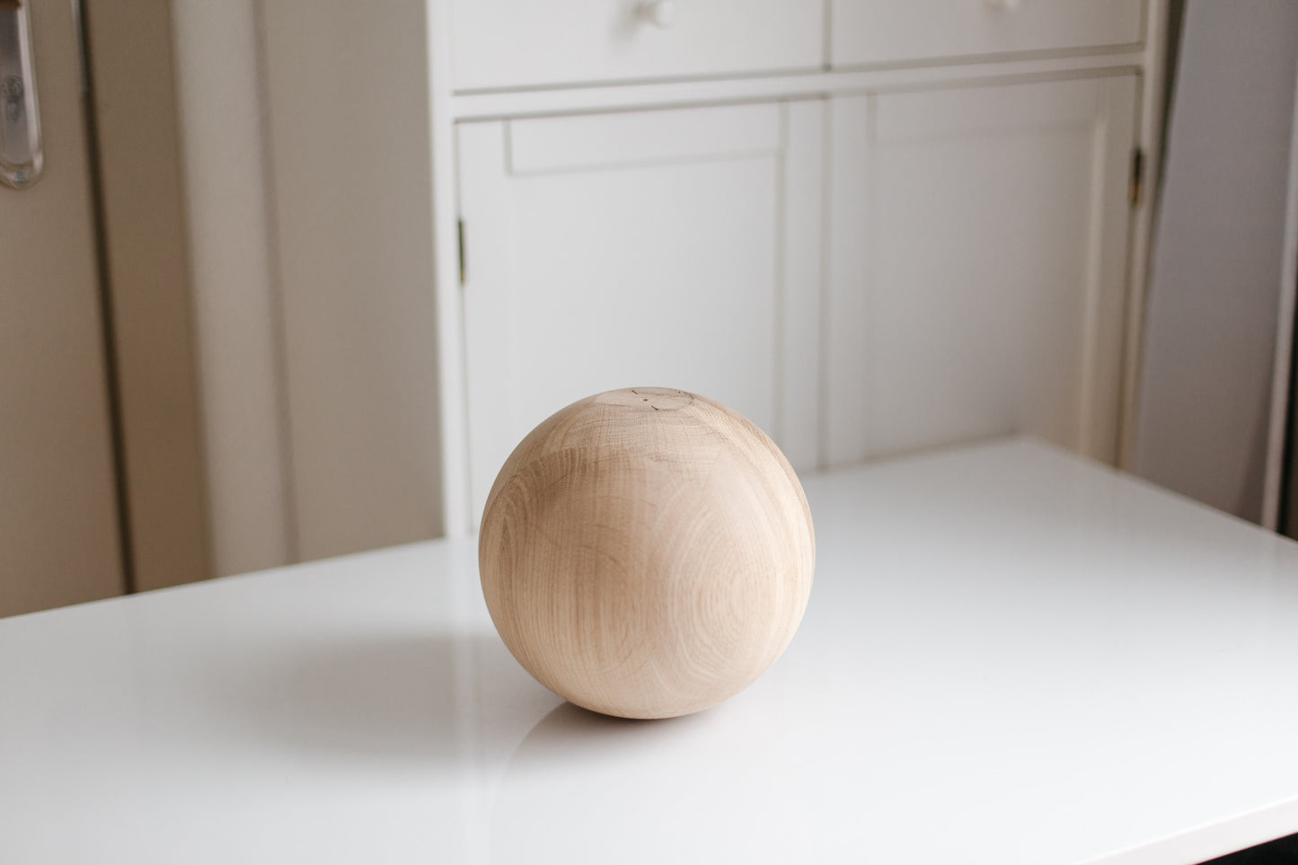 Pied de meuble tourné rond en bois avec détail sphérique – Design tourné, H170 mm