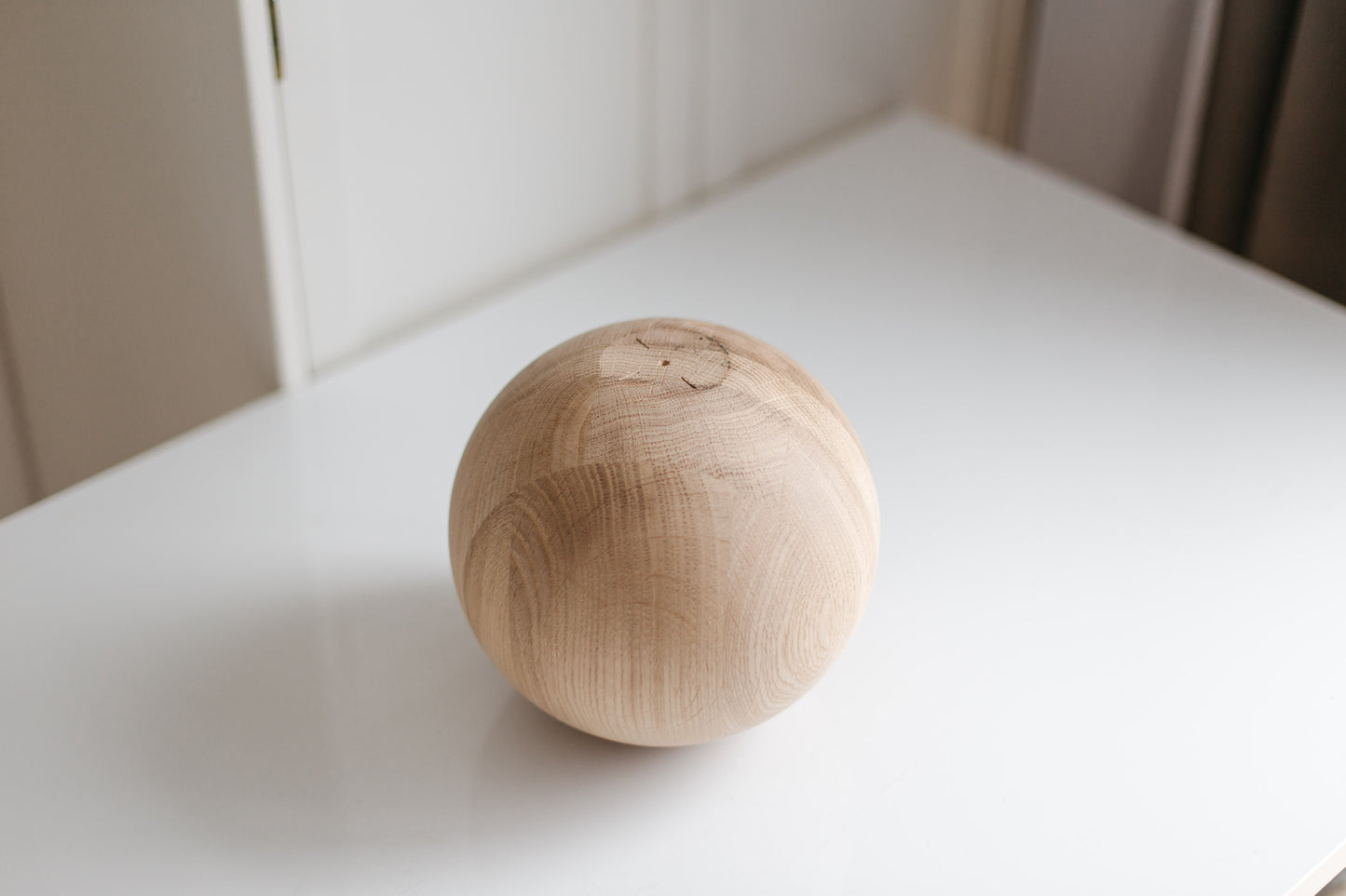 Pied de meuble tourné en bois avec détail sphérique – Fait main, H200 mm