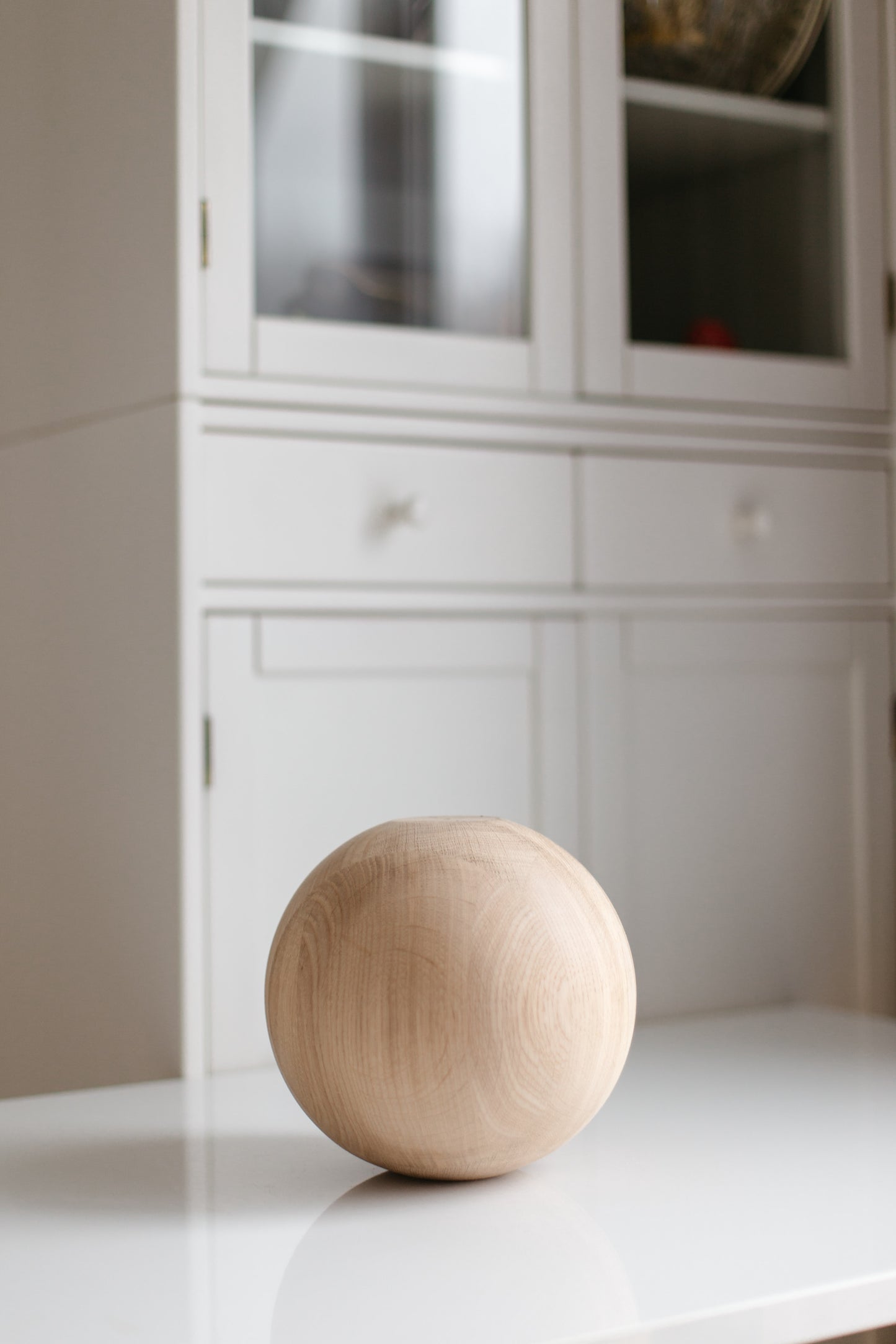 Pied de meuble tourné en bois avec détail sphérique – Fait main, H200 mm