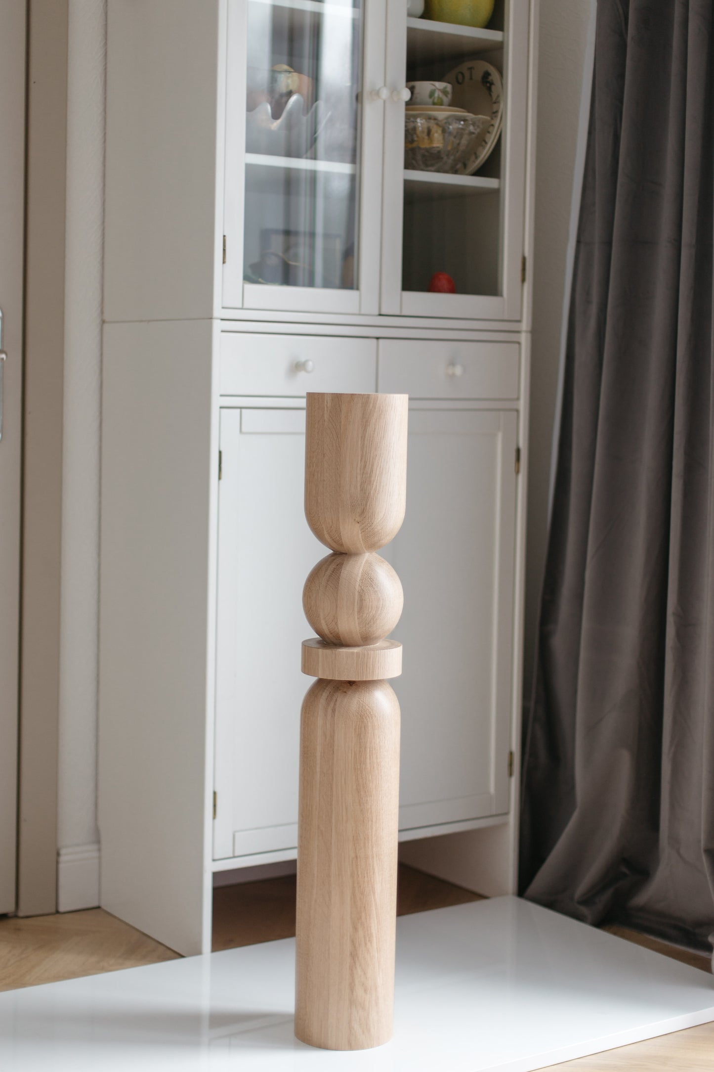 Pied de table en bois et îlot de cuisine avec sphère centrale – Design fait main, H900 mm