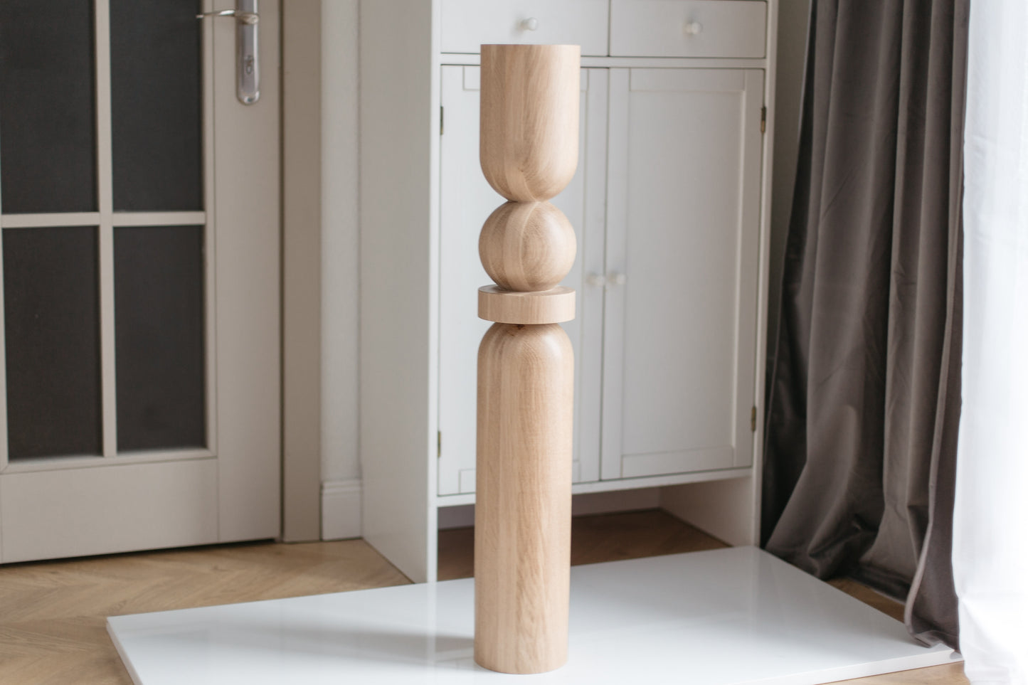 Pied de table en bois et îlot de cuisine avec sphère centrale – Design fait main, H900 mm