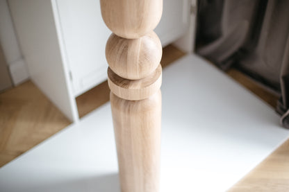 Pied de table en bois et îlot de cuisine avec sphère centrale – Design fait main, H900 mm