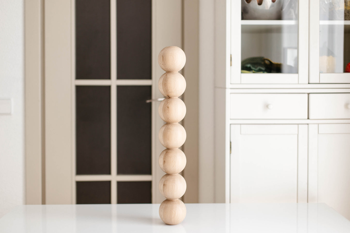 Pied de table et de bar en bois avec sept sphères décoratives – Conception artisanale, H574 mm