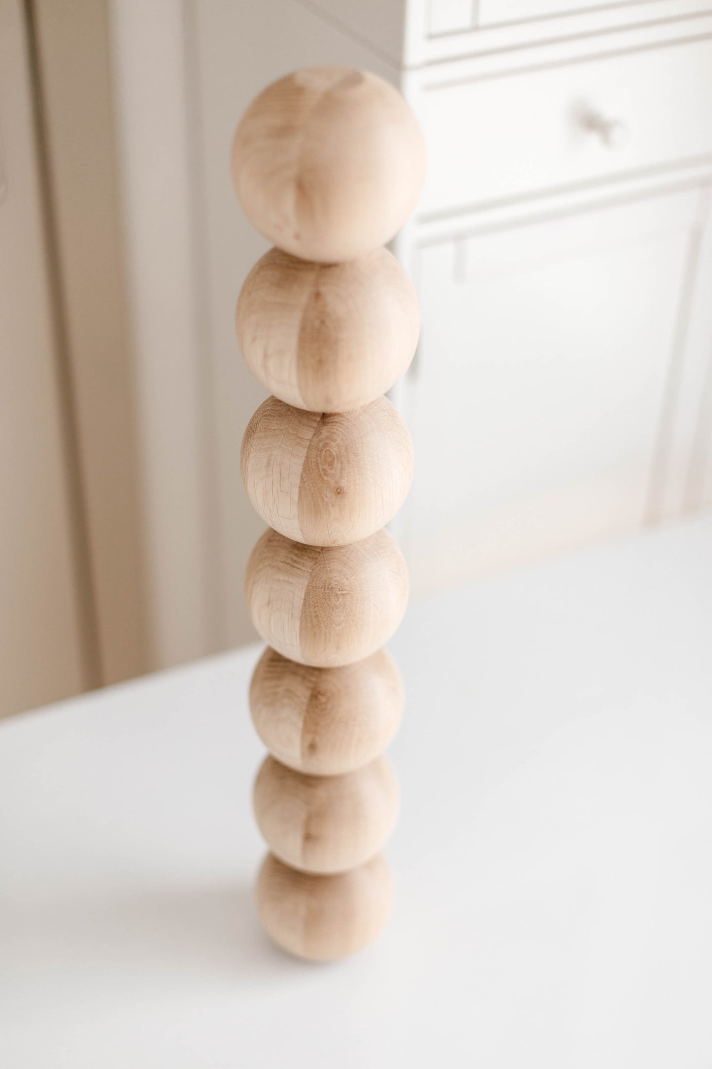 Pied de table et de bar en bois avec sept sphères décoratives – Conception artisanale, H574 mm