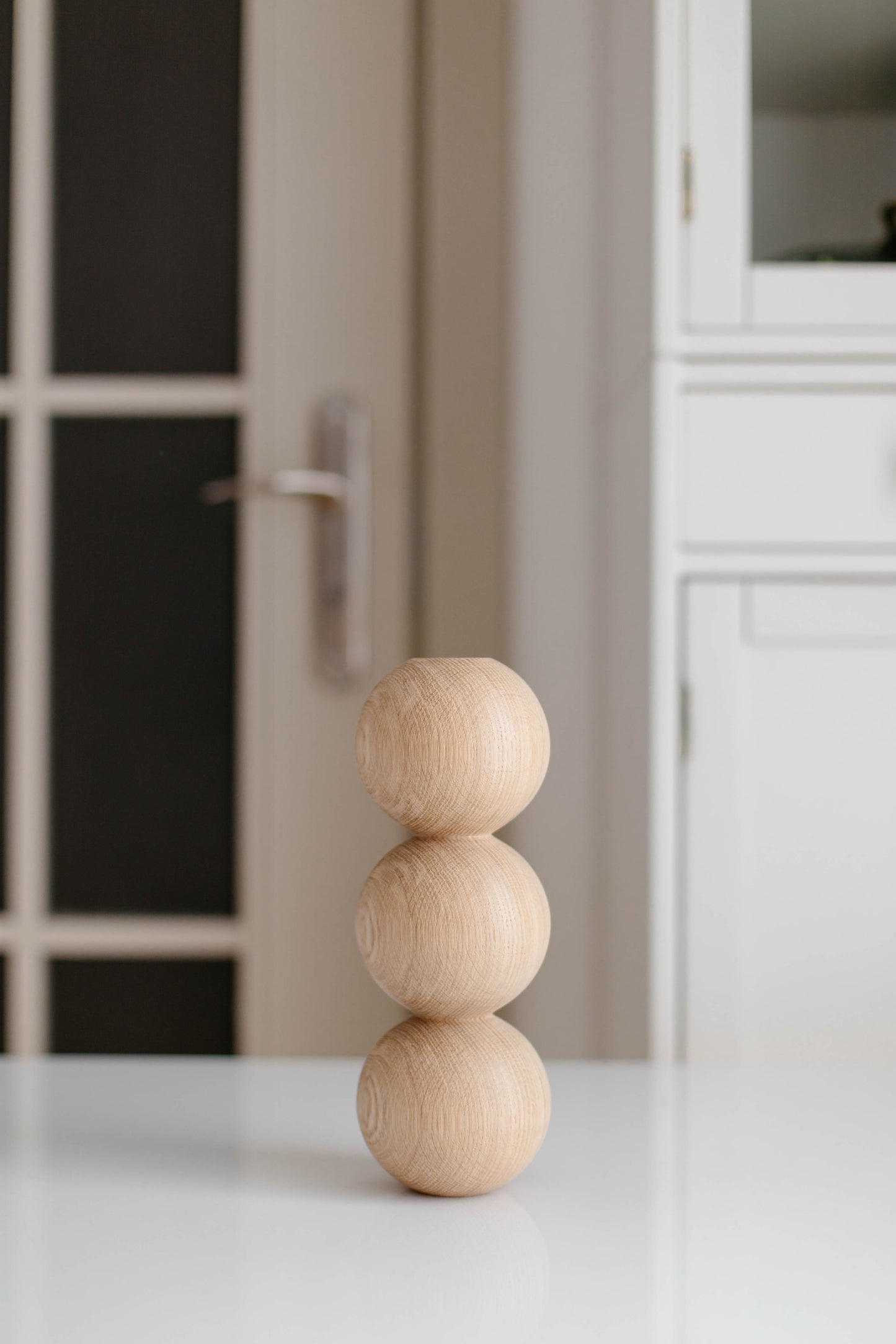 Pied de meuble en bois tourné à détail triple sphère – Fait main, H244 mm