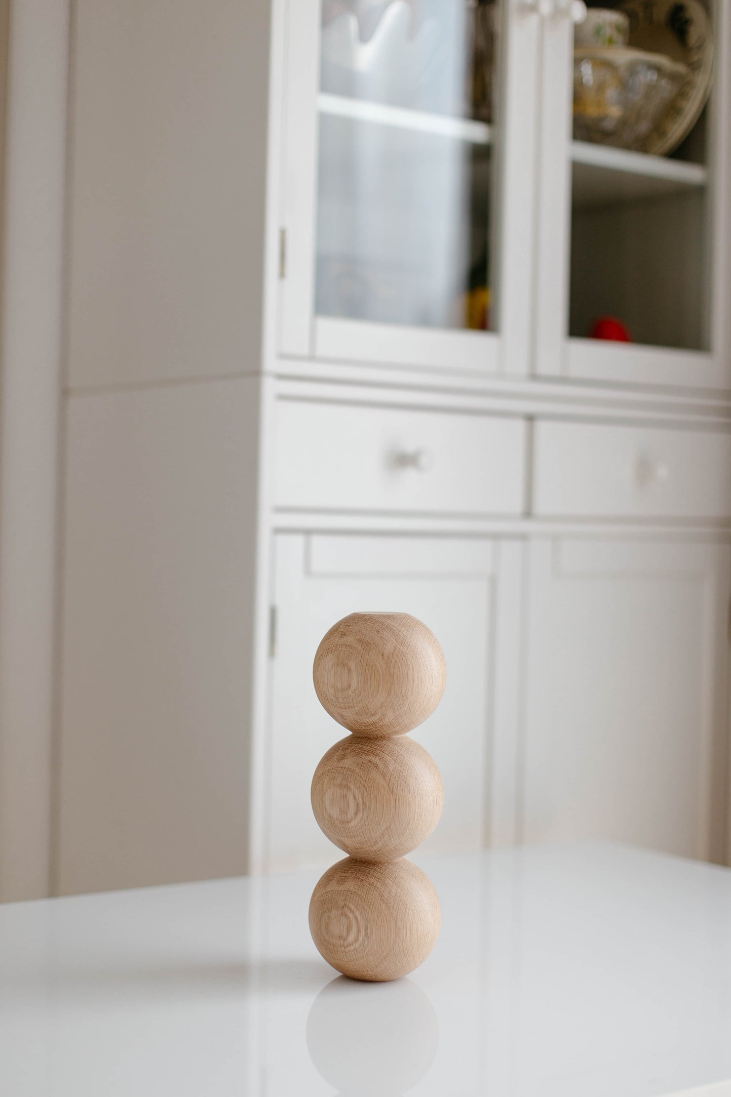 Pied de meuble en bois tourné à détail triple sphère – Fait main, H244 mm