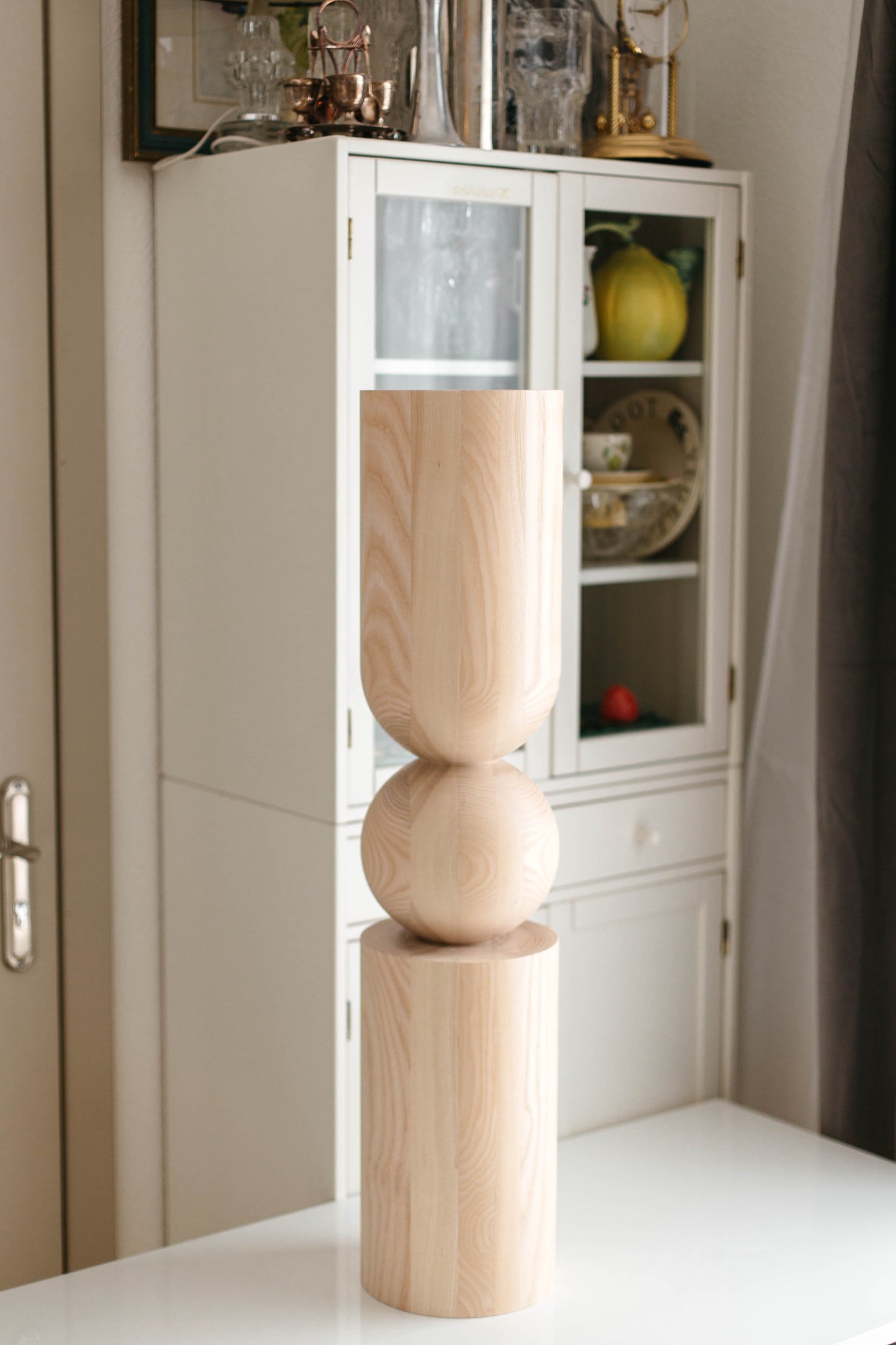 Pied de table en bois et d'îlot de cuisine avec sphère centrale – Design fait main, H902 mm