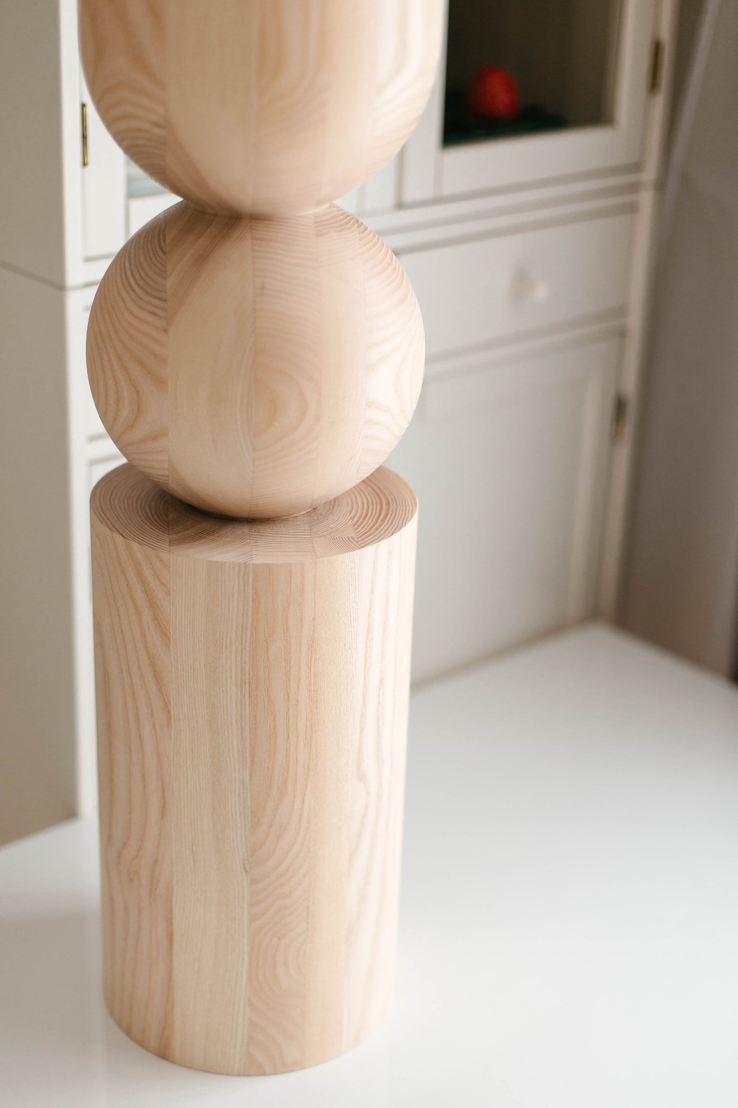 Pied de table en bois et d'îlot de cuisine avec sphère centrale – Design fait main, H902 mm