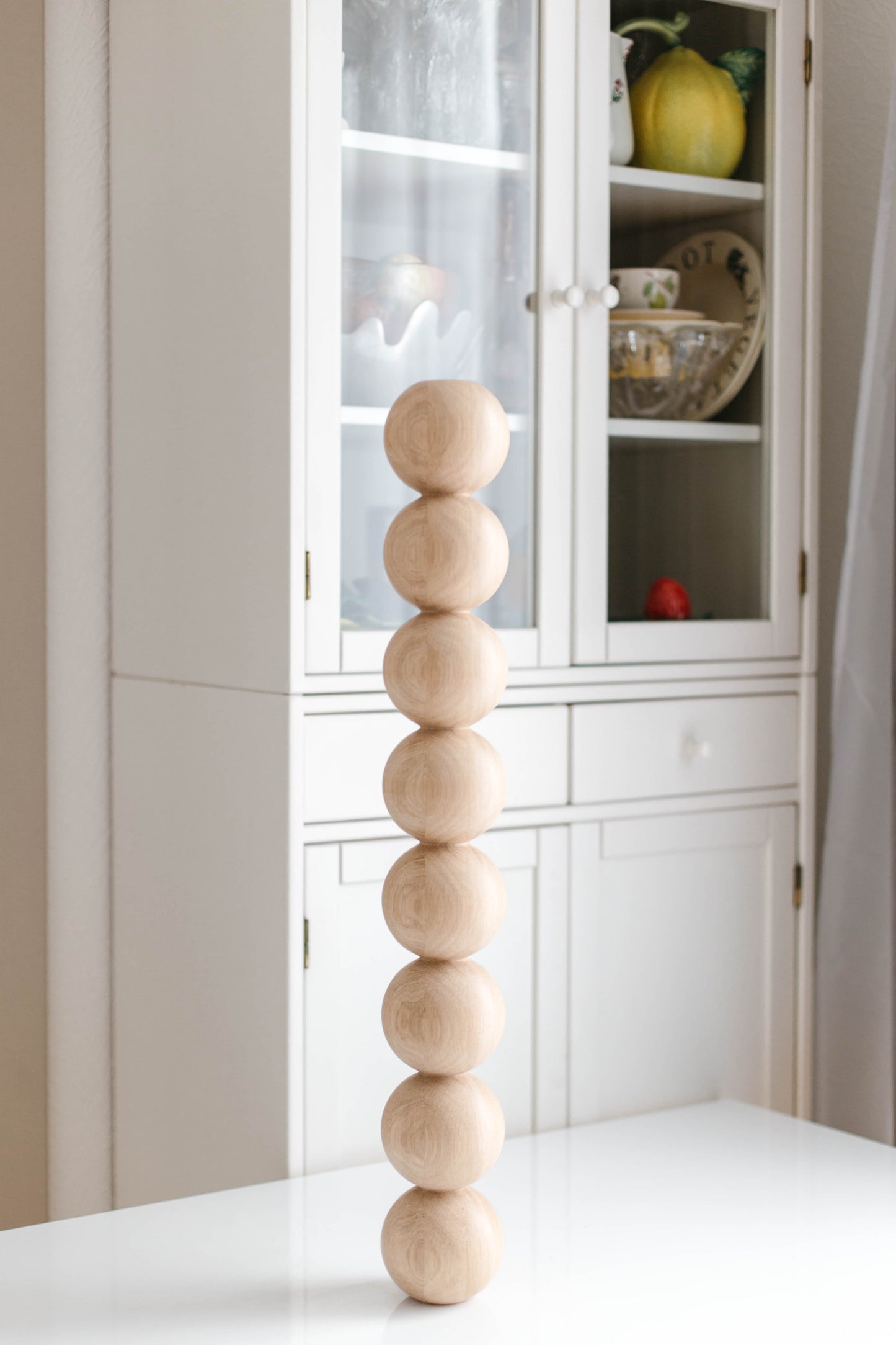 Pied de table et de bar en bois avec huit détails sphériques – Conception artisanale, H690 mm