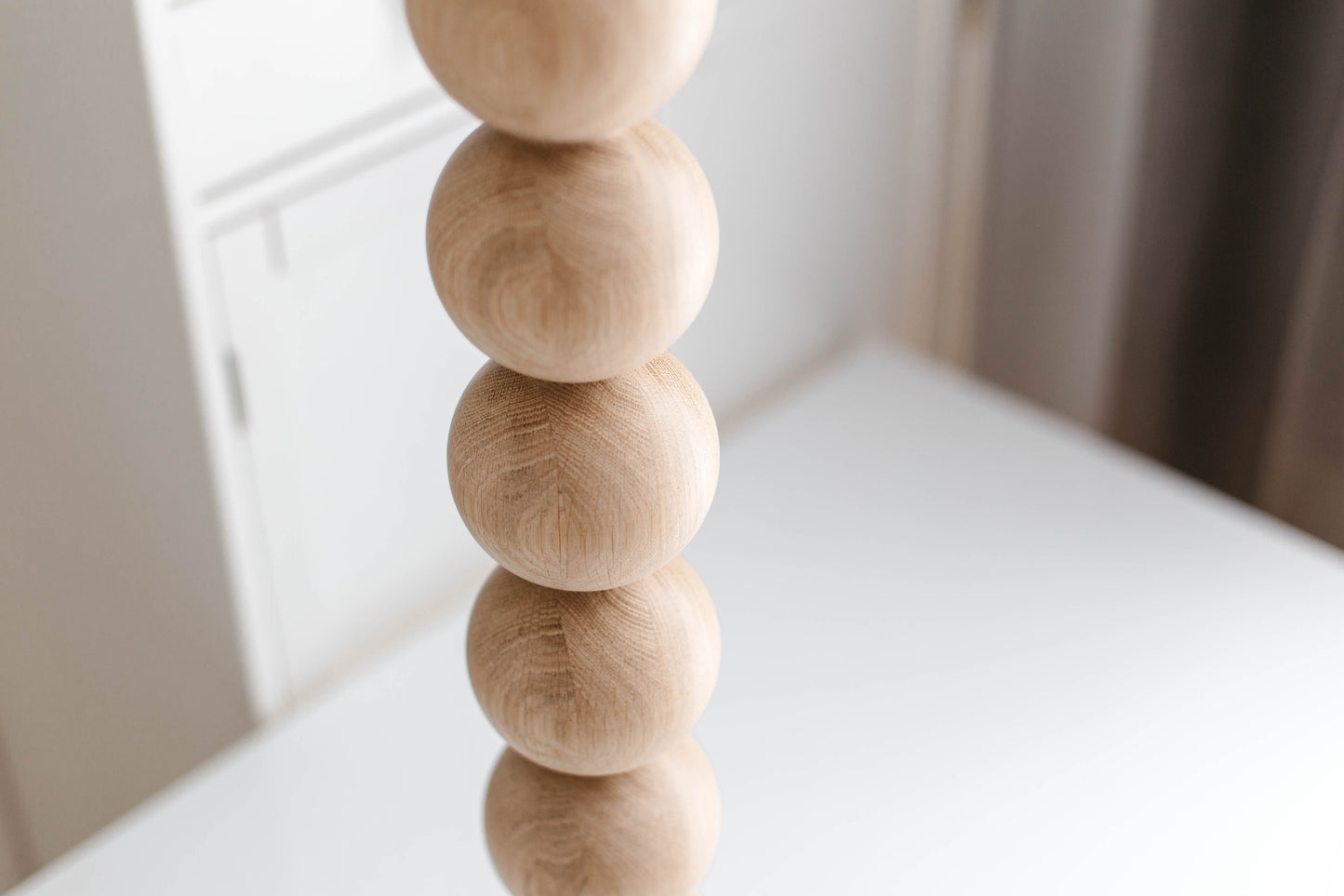 Pied de table et de bar en bois avec huit détails sphériques – Conception artisanale, H690 mm