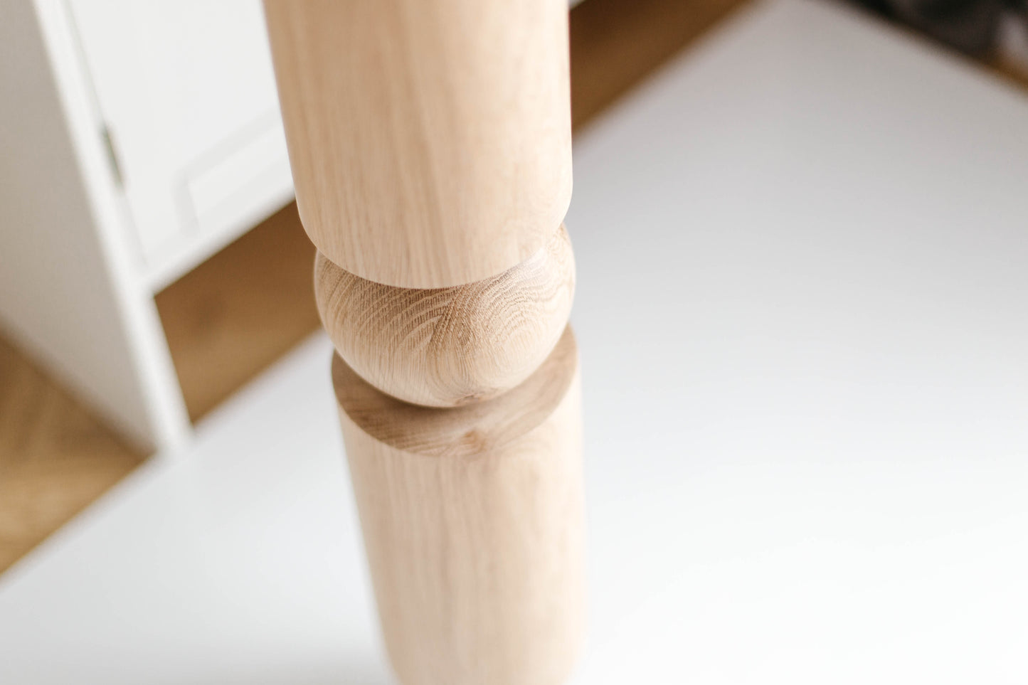 Pied de table tourné en bois – Sphère arrondie, 1000 mm