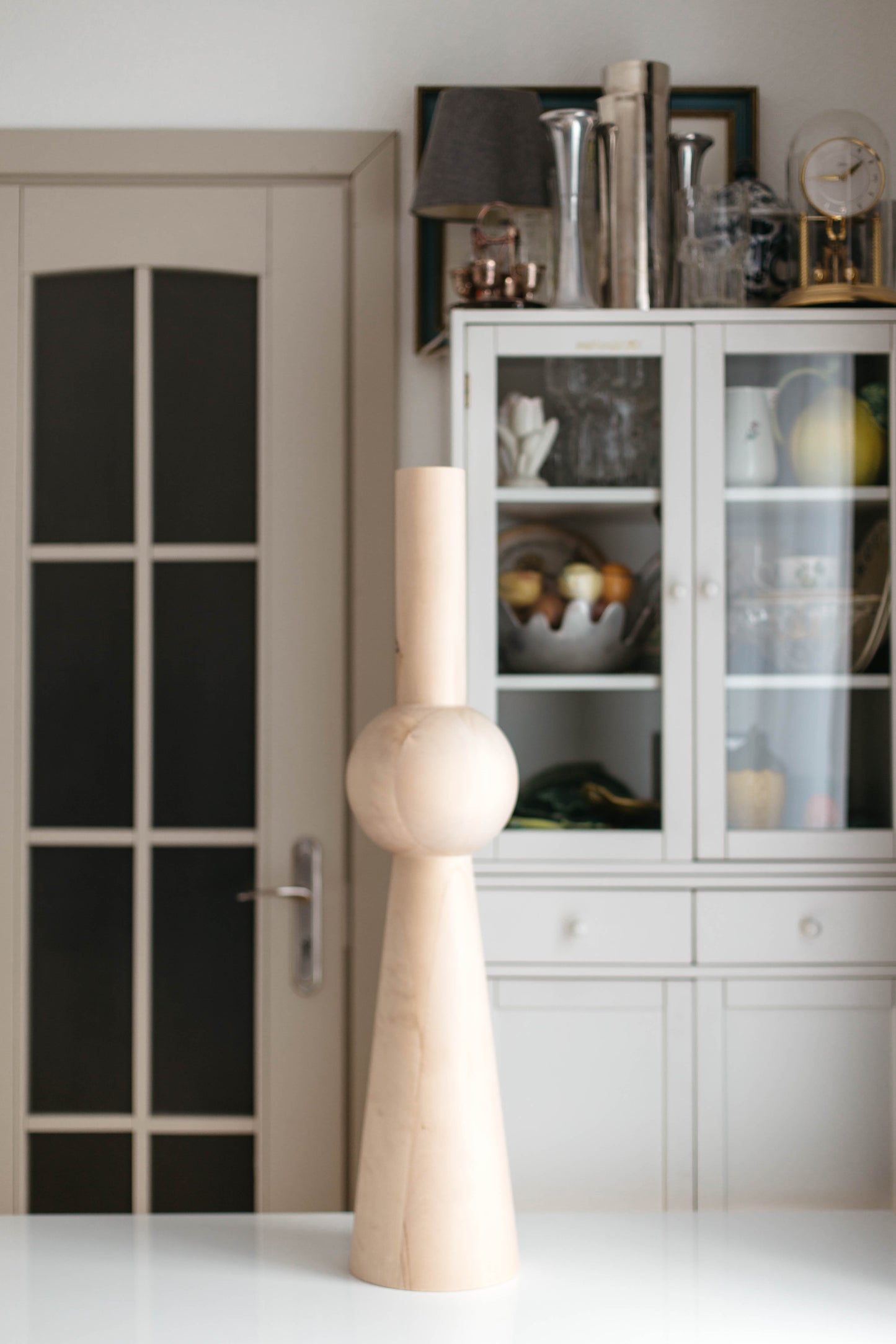 Pied de table en bois et d'îlot de cuisine avec sphère centrale – Fait main, H943 mm