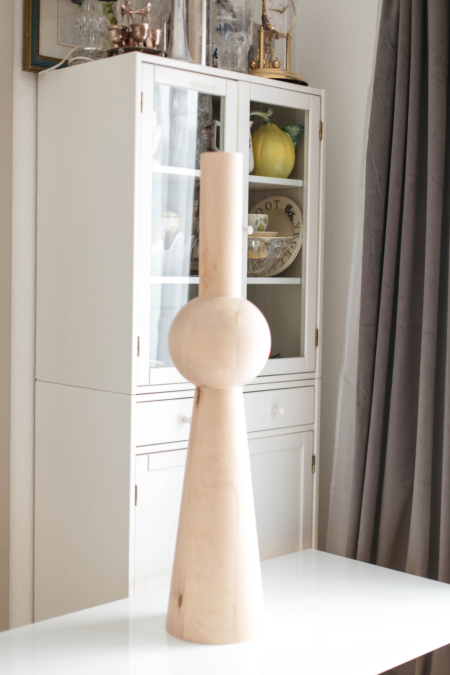 Pied de table en bois et d'îlot de cuisine avec sphère centrale – Fait main, H943 mm