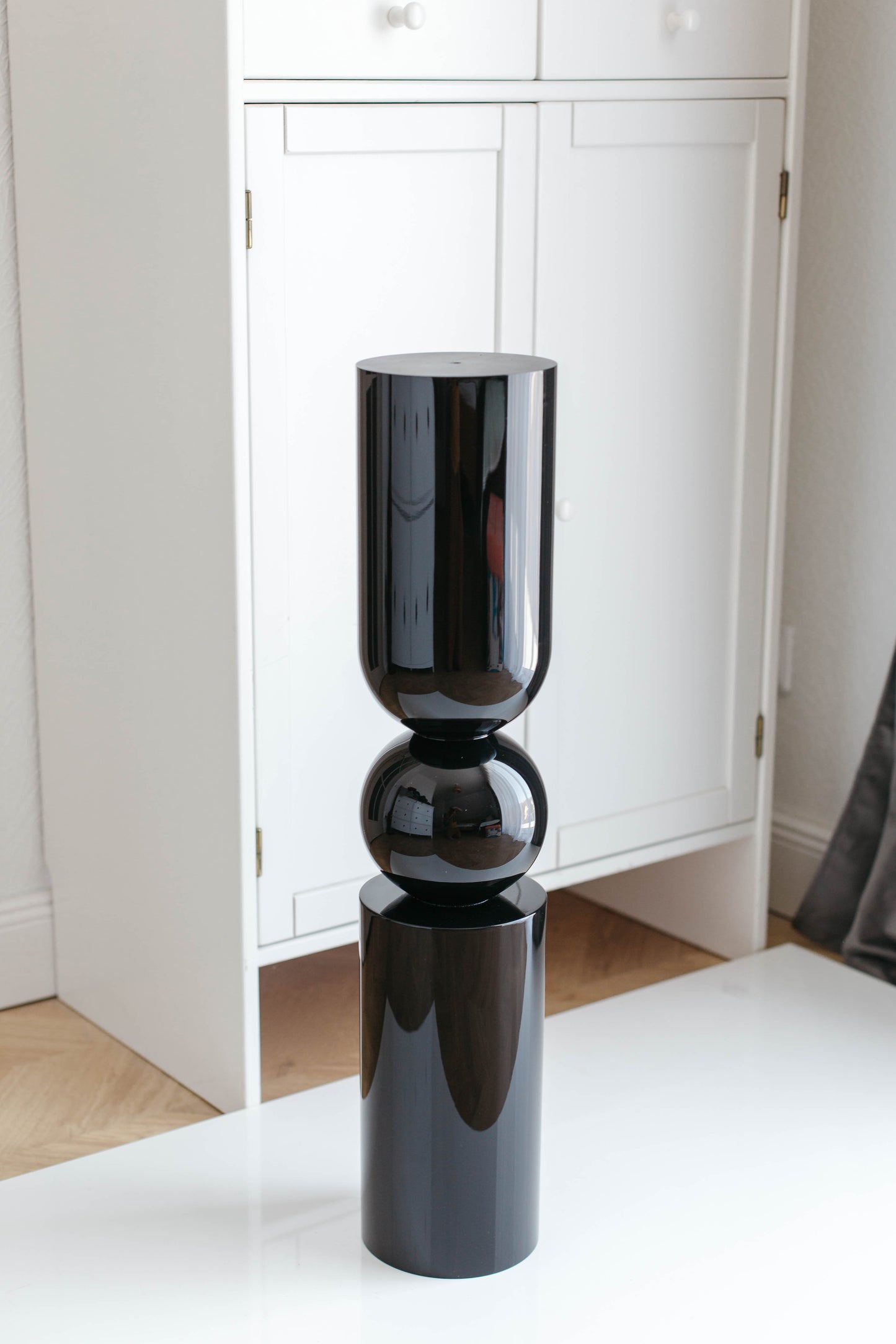 Pied de meuble en bouleau noir laqué brillant pour îlot de cuisine – RAL9005, H690 mm