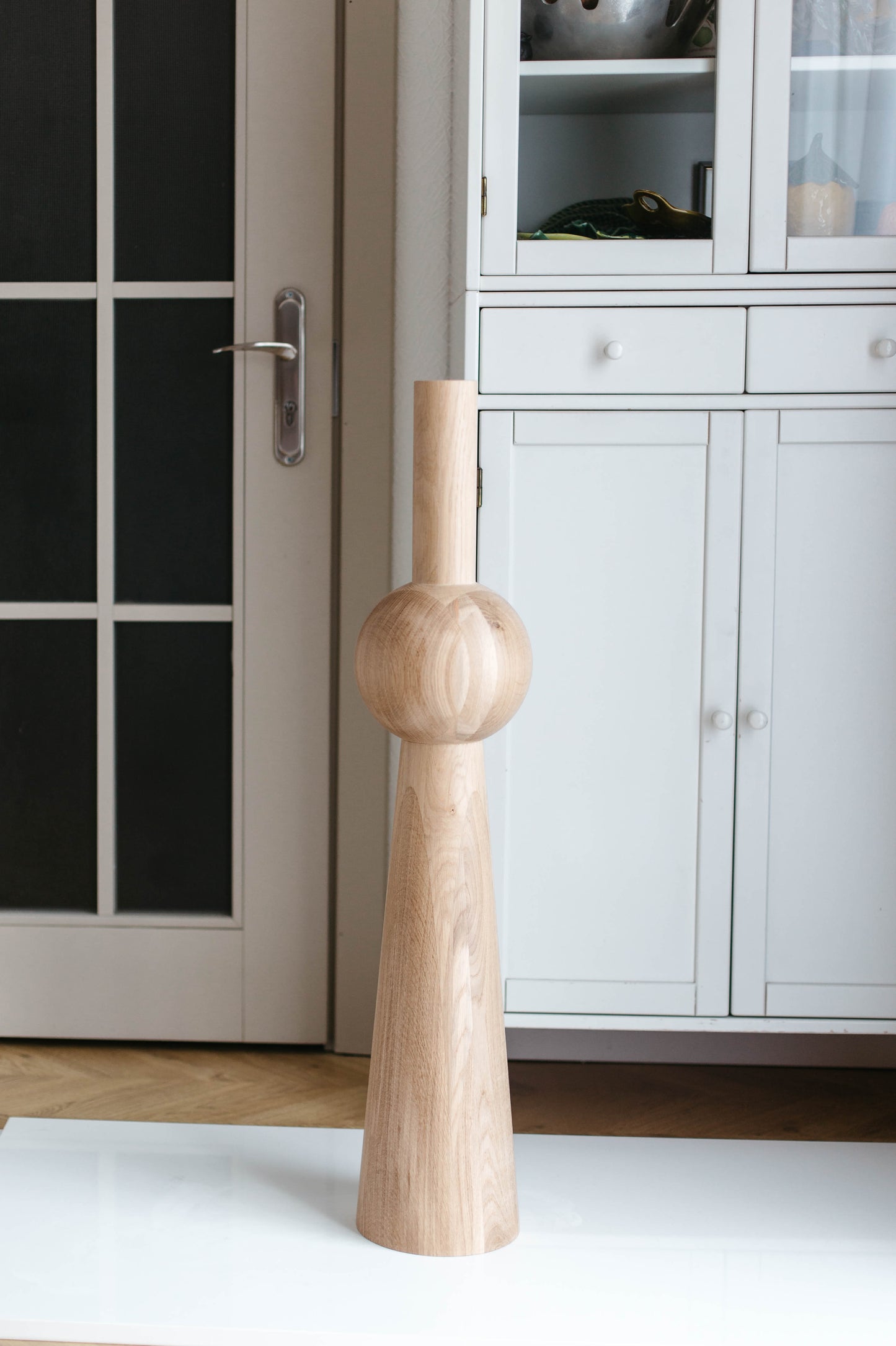 Pied de meuble conique en bois avec détail sphérique – Design tourné, H900 mm