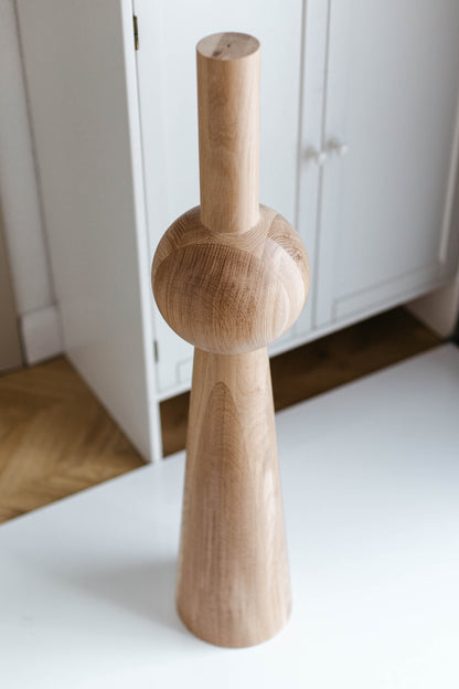 Pied de meuble conique en bois avec détail sphérique – Design tourné, H900 mm