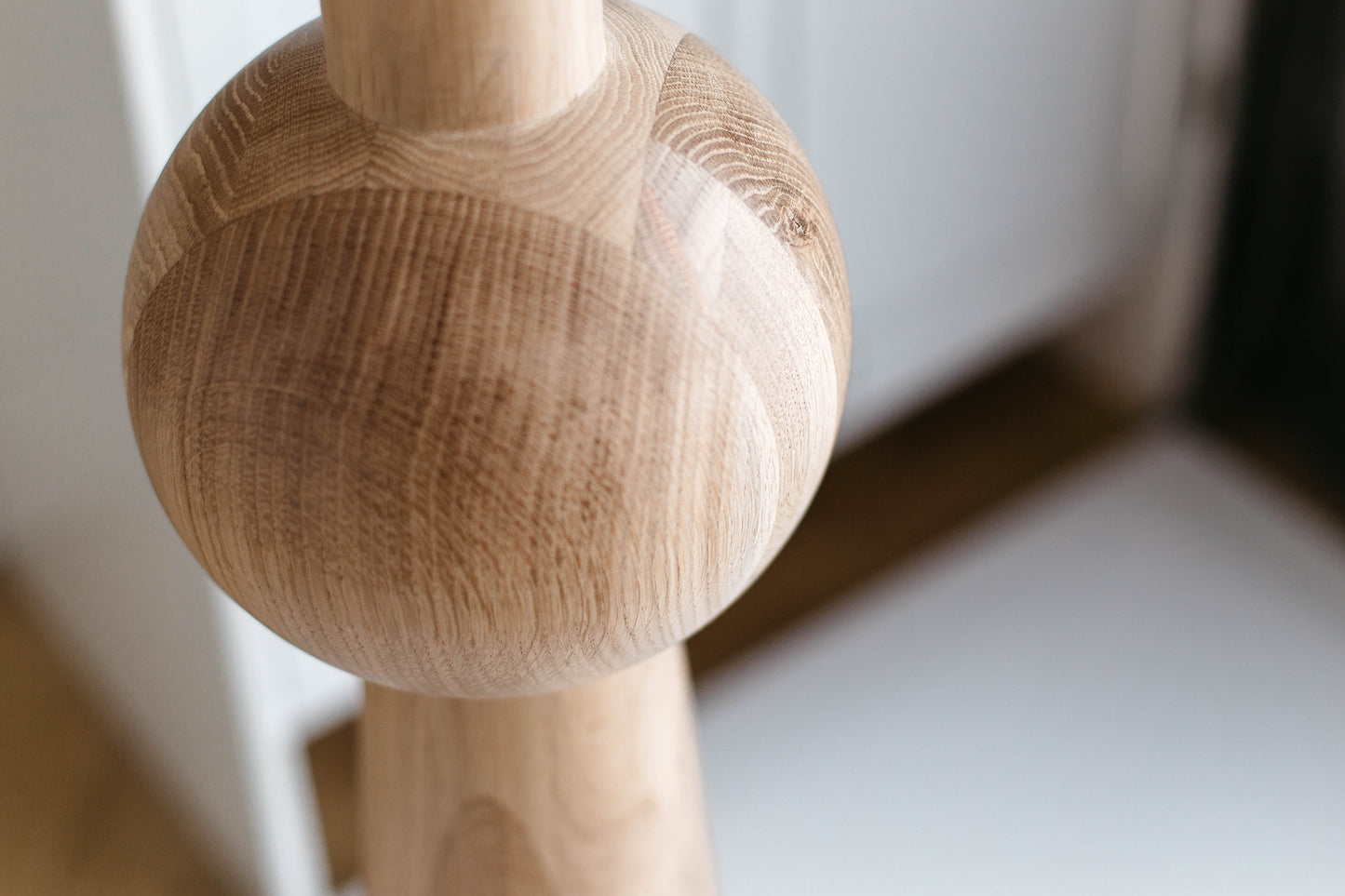Pied de meuble conique en bois avec détail sphérique – Design tourné, H900 mm