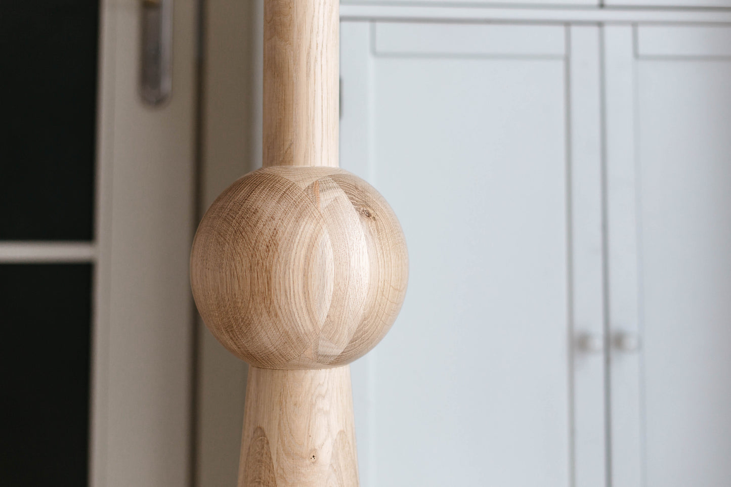 Pied de meuble conique en bois avec détail sphérique – Design tourné, H900 mm