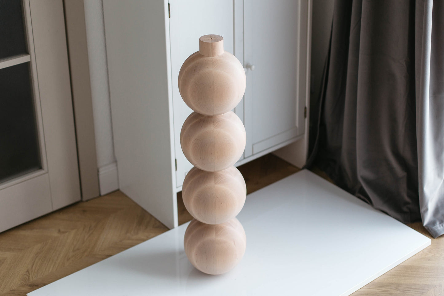 Pied de Meuble en Bois avec Quatre Détails Sphériques – Design Tourné, H770 mm