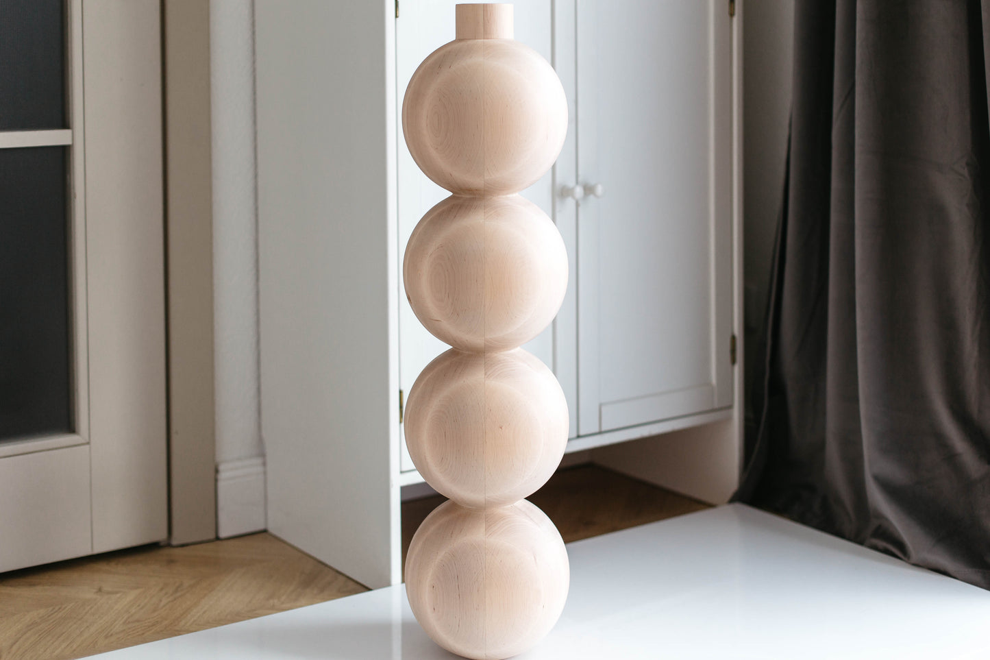 Pied de Meuble en Bois avec Quatre Détails Sphériques – Design Tourné, H770 mm