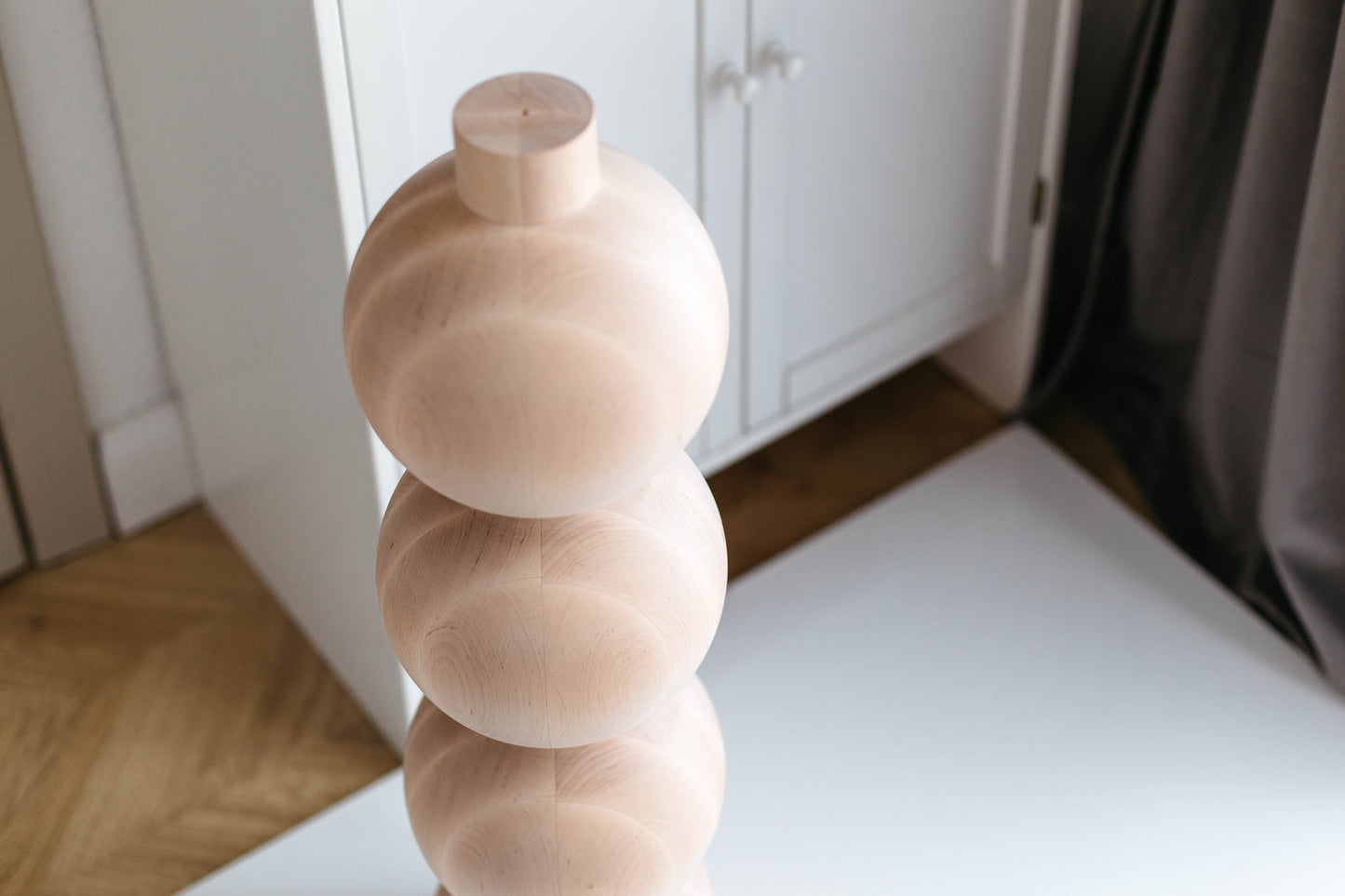 Pied de Meuble en Bois avec Quatre Détails Sphériques – Design Tourné, H770 mm