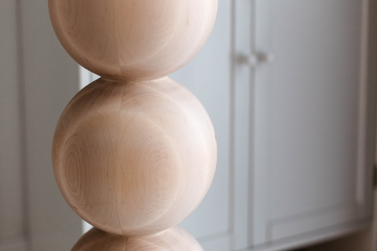 Pied de Meuble en Bois avec Quatre Détails Sphériques – Design Tourné, H770 mm
