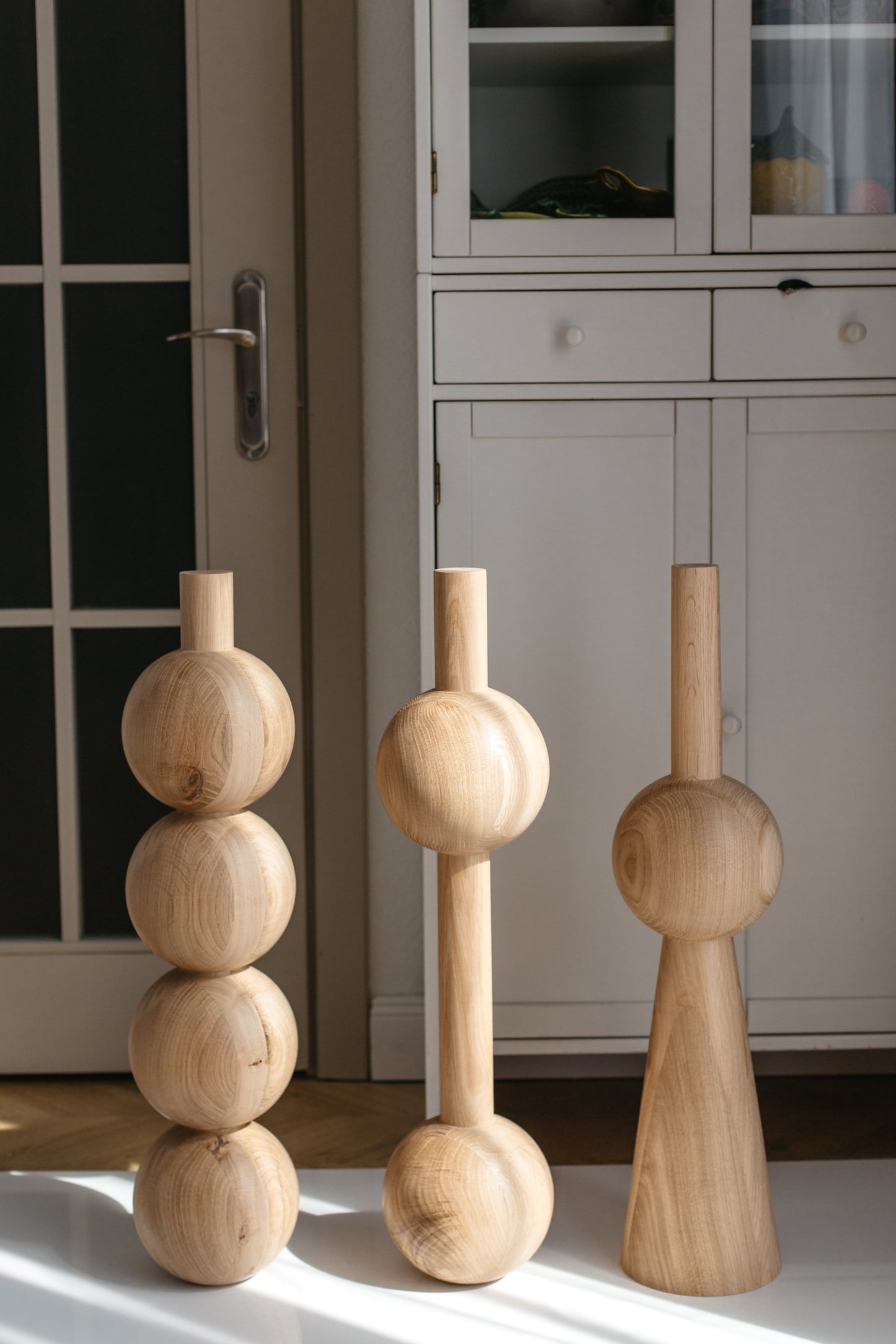 Tapered Wooden Furniture Leg with Sphere Detail – Lathe-Turned Design, H710 mm
