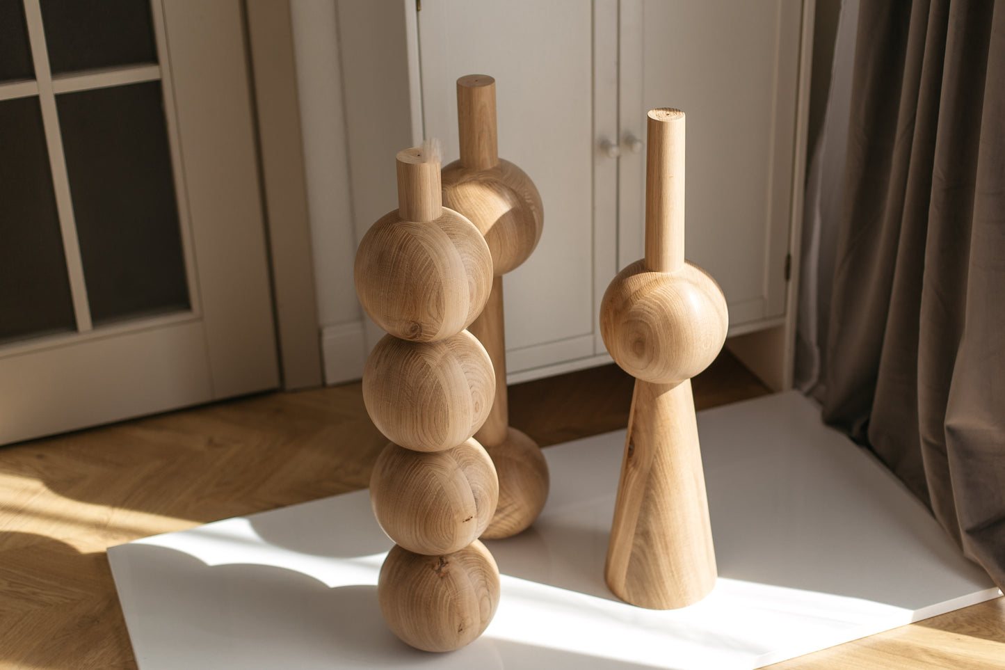 Tapered Wooden Furniture Leg with Sphere Detail – Lathe-Turned Design, H710 mm