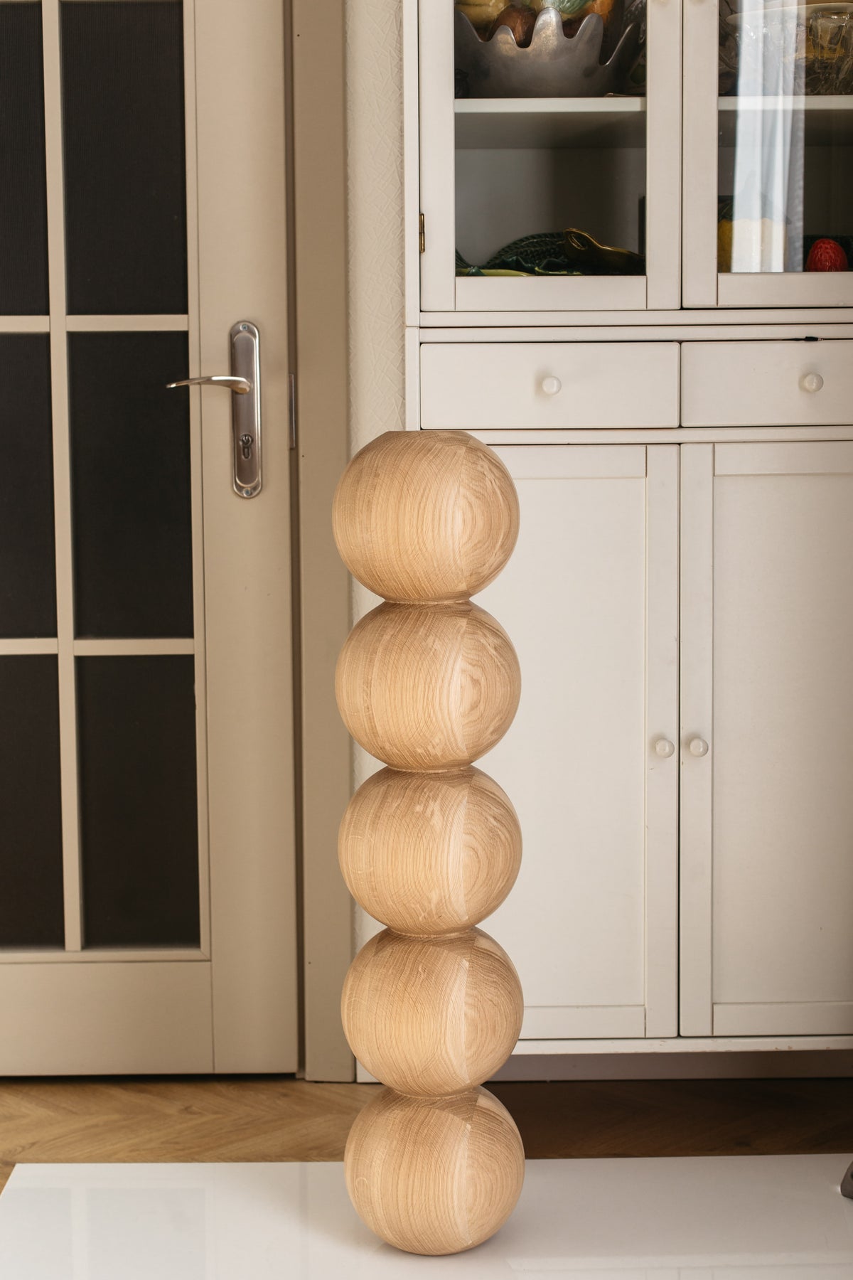 Wooden Furniture Leg with Five Sphere Details – Lathe-Turned Design, H890 mm
