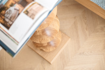 Table de chevet élégante en bois avec sphère centrale décorative – Design artisanal, H580 mm