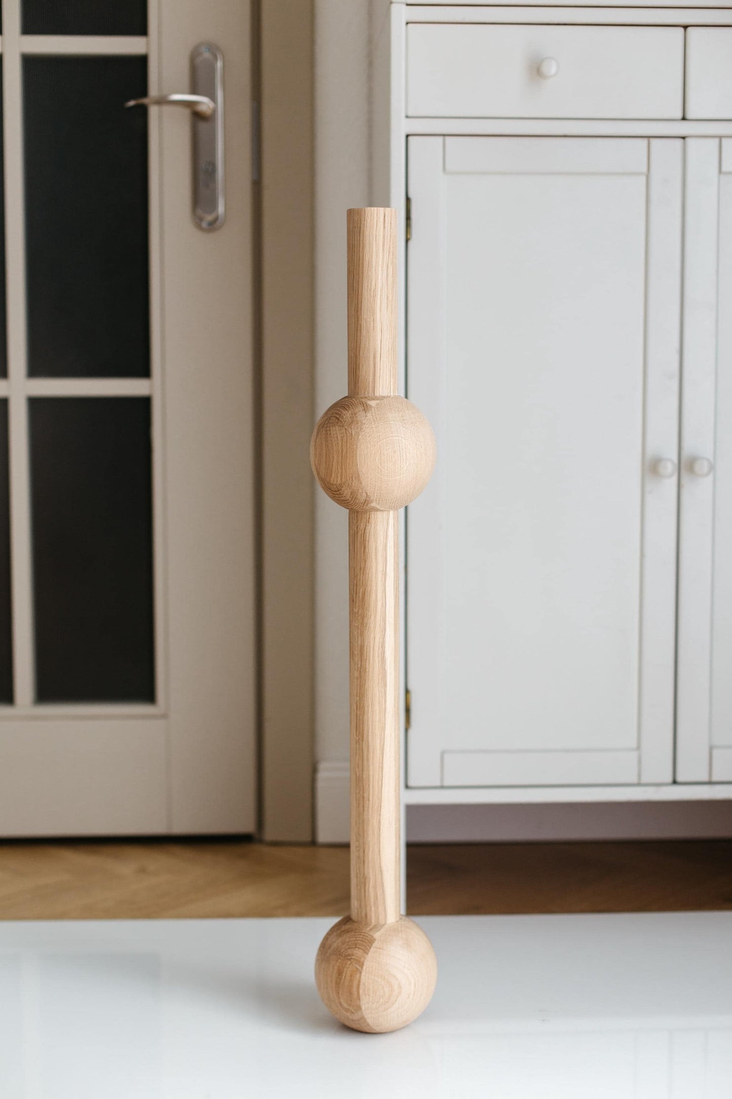 Pied de Meuble en Bois avec Détail Sphère Unique – Support de Table Tourné au Tour, H760 mm