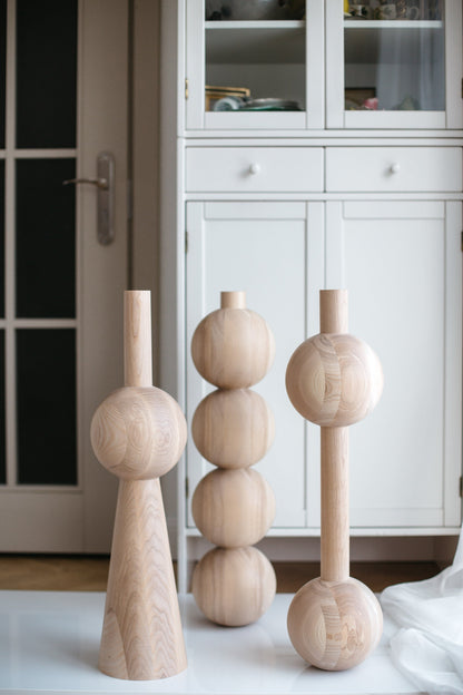 Pied de meuble en bois avec quatre sphères décoratives – Tourné, H670 mm