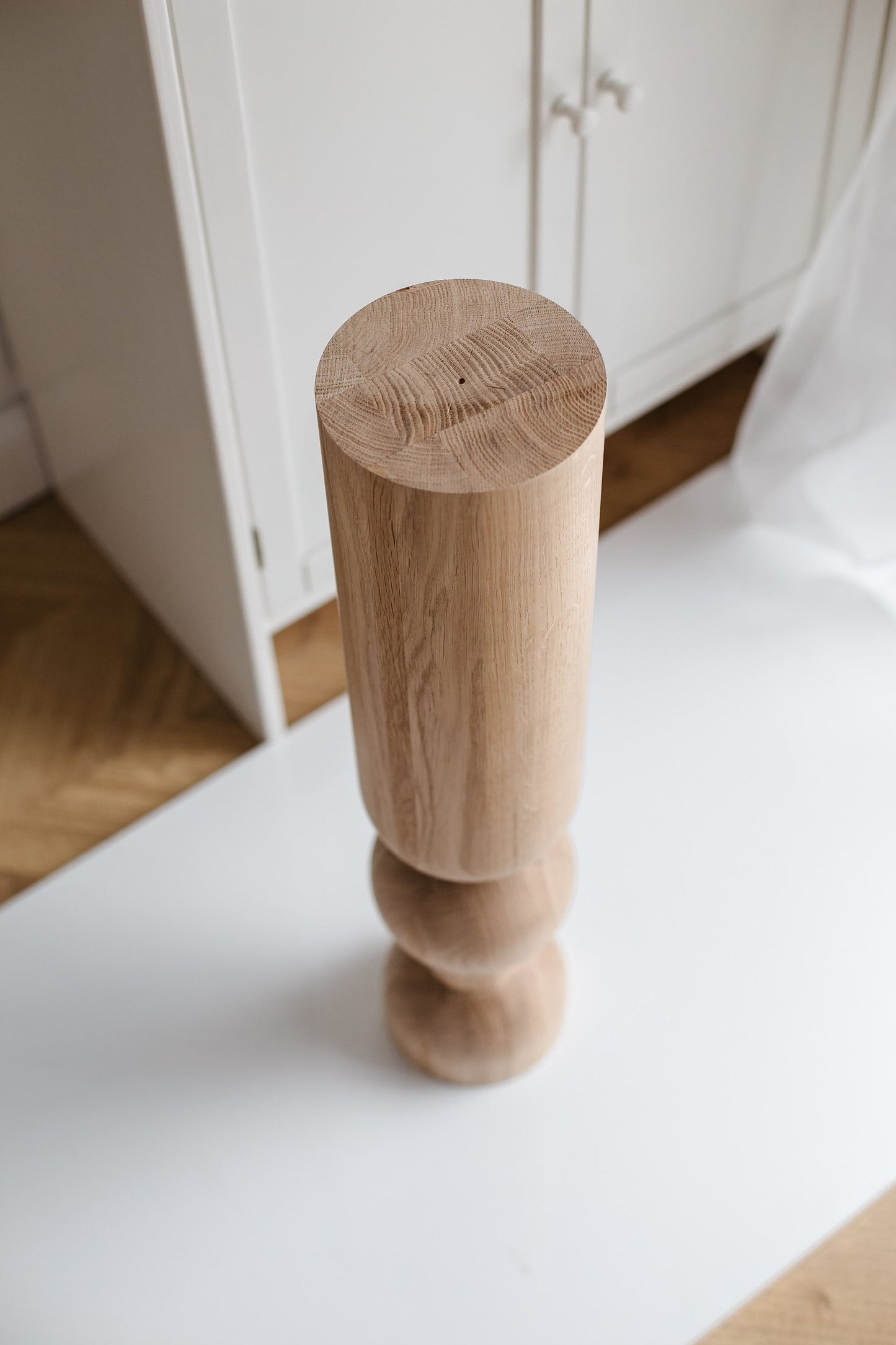 Pied de table et de bar en bois avec sphère inférieure – Design tourné au tour, H690 mm