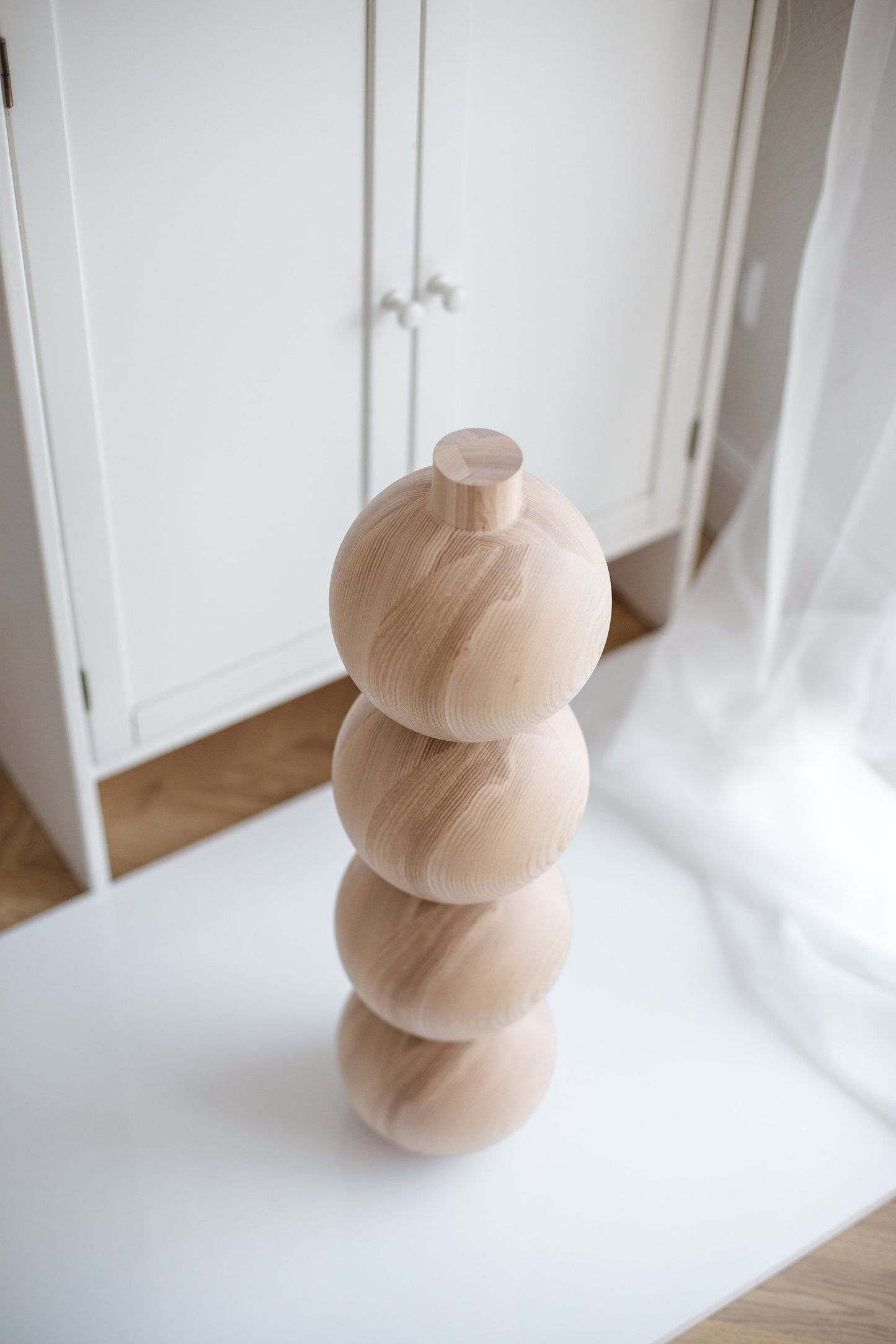 Pied de meuble en bois avec quatre sphères décoratives – Tourné, H670 mm