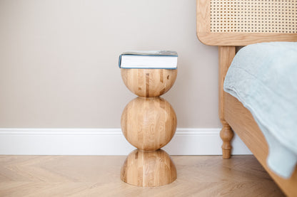 Table de chevet en bois fait main – Bois massif avec détail sphérique élégant H400 mm