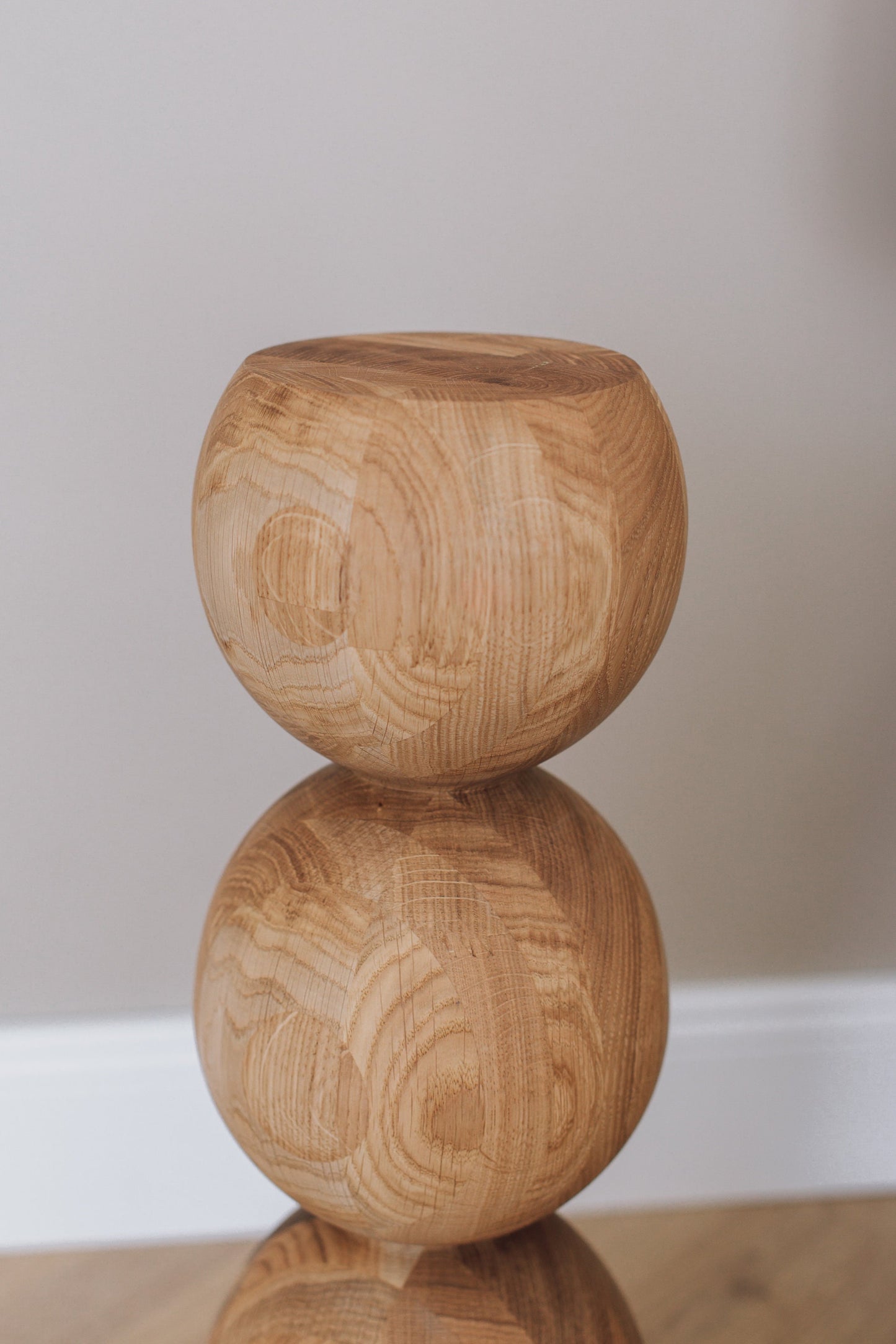 Table de chevet élégante en bois avec accent sphérique central – Conception artisanale, H495 mm