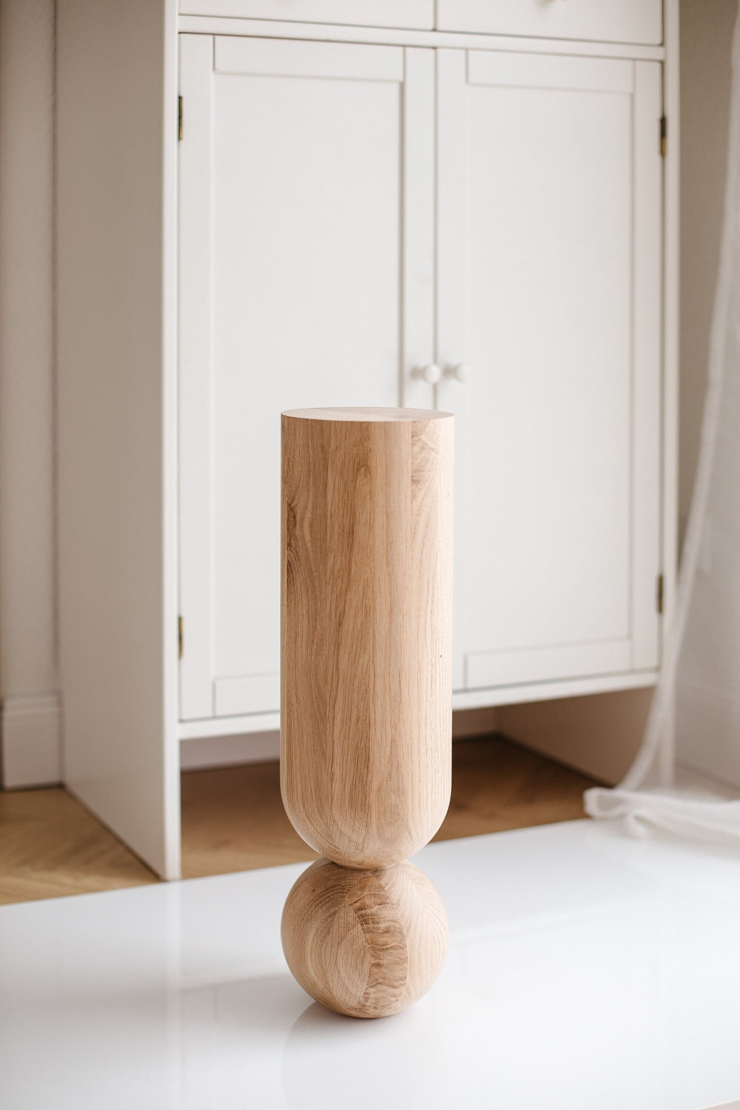 Pied de table basse en bois naturel avec sphère décorative – Design tourné au tour, H500 mm