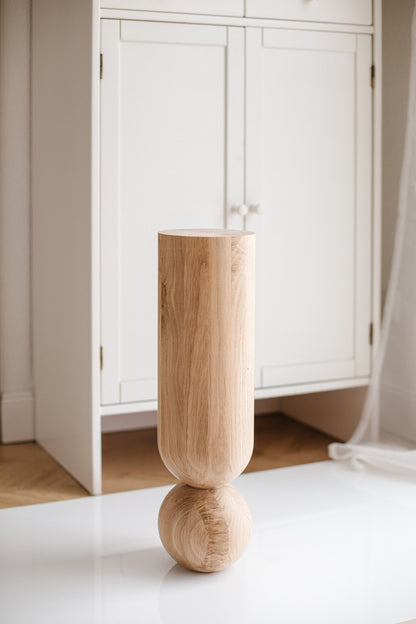 Pied de table basse en bois naturel avec sphère décorative – Design tourné au tour, H500 mm