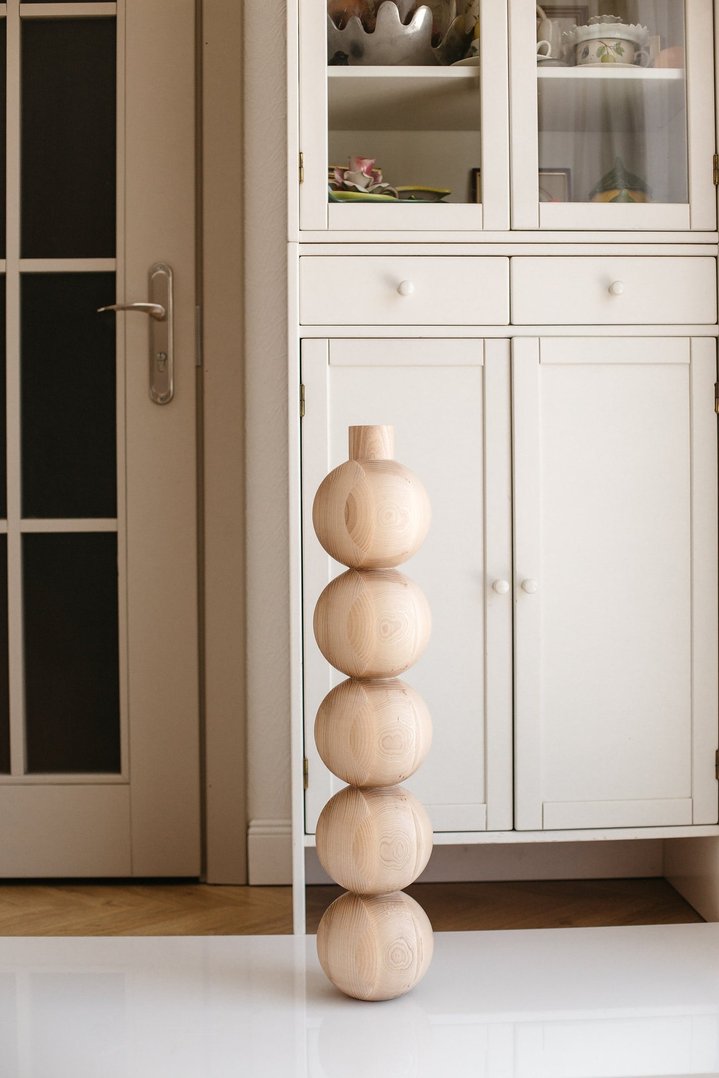 Pied de meuble en bois avec cinq détails sphériques – Design tourné, H730 mm