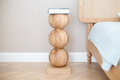Table de chevet élégante en bois avec sphère centrale décorative – Design artisanal, H580 mm