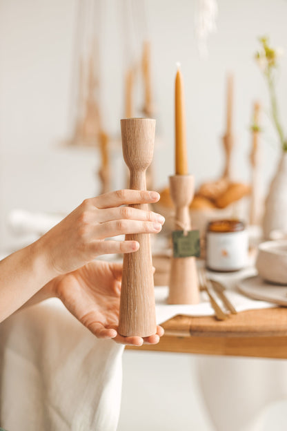 Lot de 2 bougeoirs coniques en bois tournés à la main – Design chêne classique