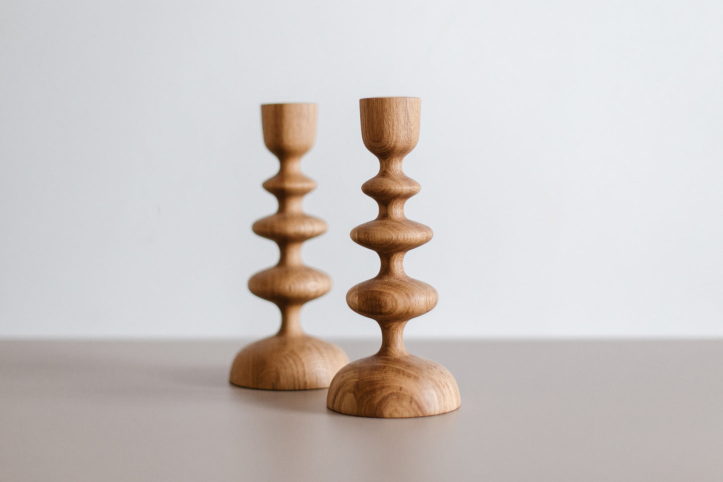 Lot de 2 bougeoirs en bois tourné à la main pour chandelles coniques – Motif vague, chêne