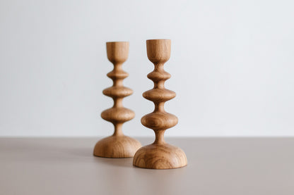 Lot de 2 bougeoirs en bois tourné à la main pour chandelles coniques – Motif vague, chêne